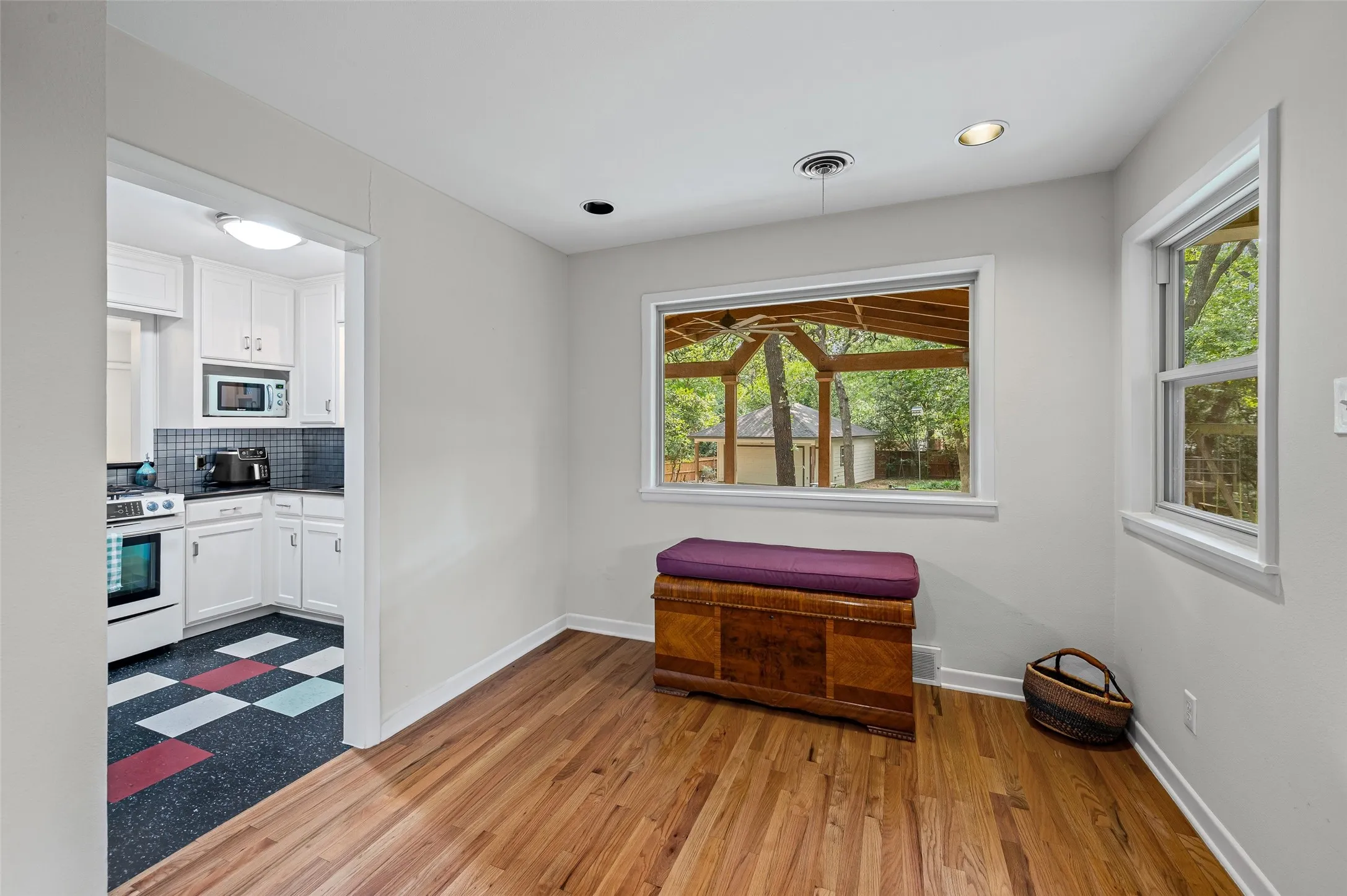 Single Family Residence For Sale in Tarrant County , 1201 Forrest Drive, Arlington, Texas 76012, 3 Bedroom, 2 Bathroom, 4 Garage spaces, 1,761 Sqft, built in 1951, mls#21350630, Real Estate Agent in Arlington, Homes For Sale in Tarrant county, Homes For Sale in Arlington, Realtor in Arlington Texas, Real Estate Brokerage Independent Realty Texas, Luminita Cordes Realtor