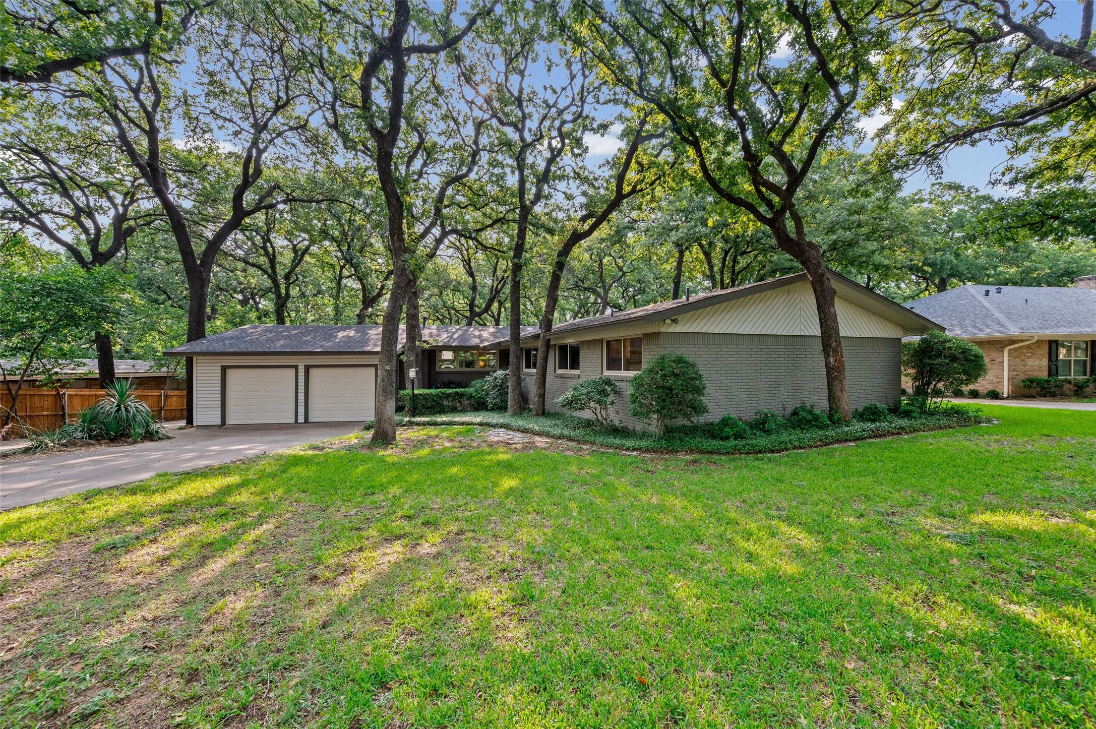 Single Family Residence For Sale in Tarrant County , 1201 Forrest Drive, Arlington, Texas 76012, 3 Bedroom, 2 Bathroom, 4 Garage spaces, 1,761 Sqft, built in 1951, mls#21350630, Real Estate Agent in Arlington, Homes For Sale in Tarrant county, Homes For Sale in Arlington, Realtor in Arlington Texas, Real Estate Brokerage Independent Realty Texas, Luminita Cordes Realtor
