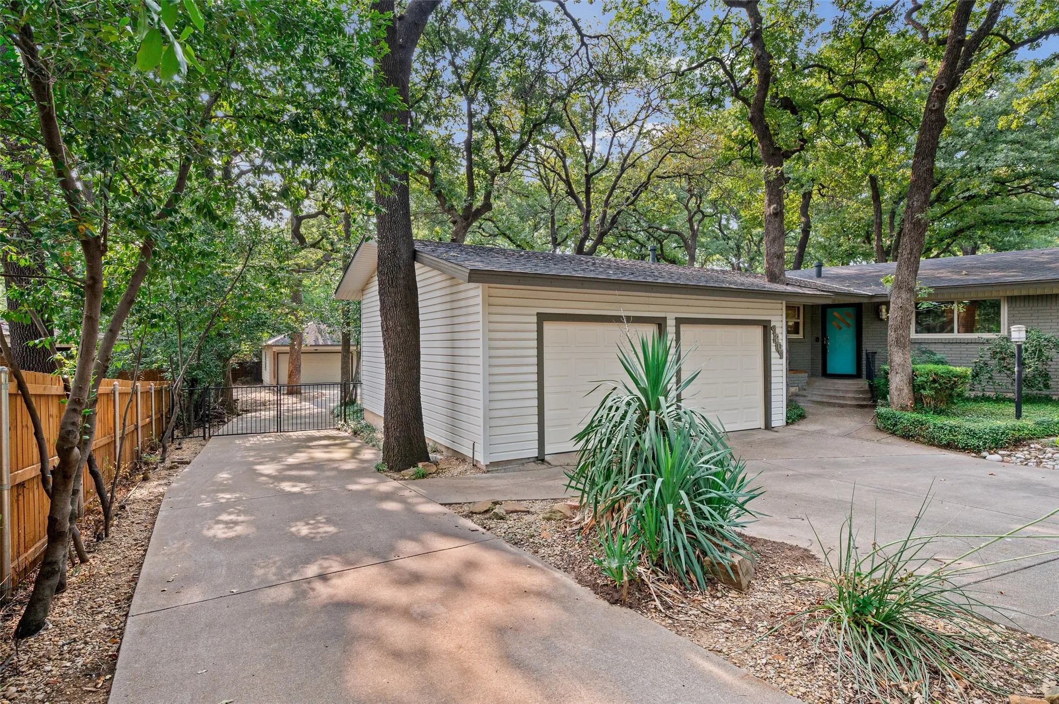 Single Family Residence For Sale in Tarrant County , 1201 Forrest Drive, Arlington, Texas 76012, 3 Bedroom, 2 Bathroom, 4 Garage spaces, 1,761 Sqft, built in 1951, mls#21350630, Real Estate Agent in Arlington, Homes For Sale in Tarrant county, Homes For Sale in Arlington, Realtor in Arlington Texas, Real Estate Brokerage Independent Realty Texas, Luminita Cordes Realtor