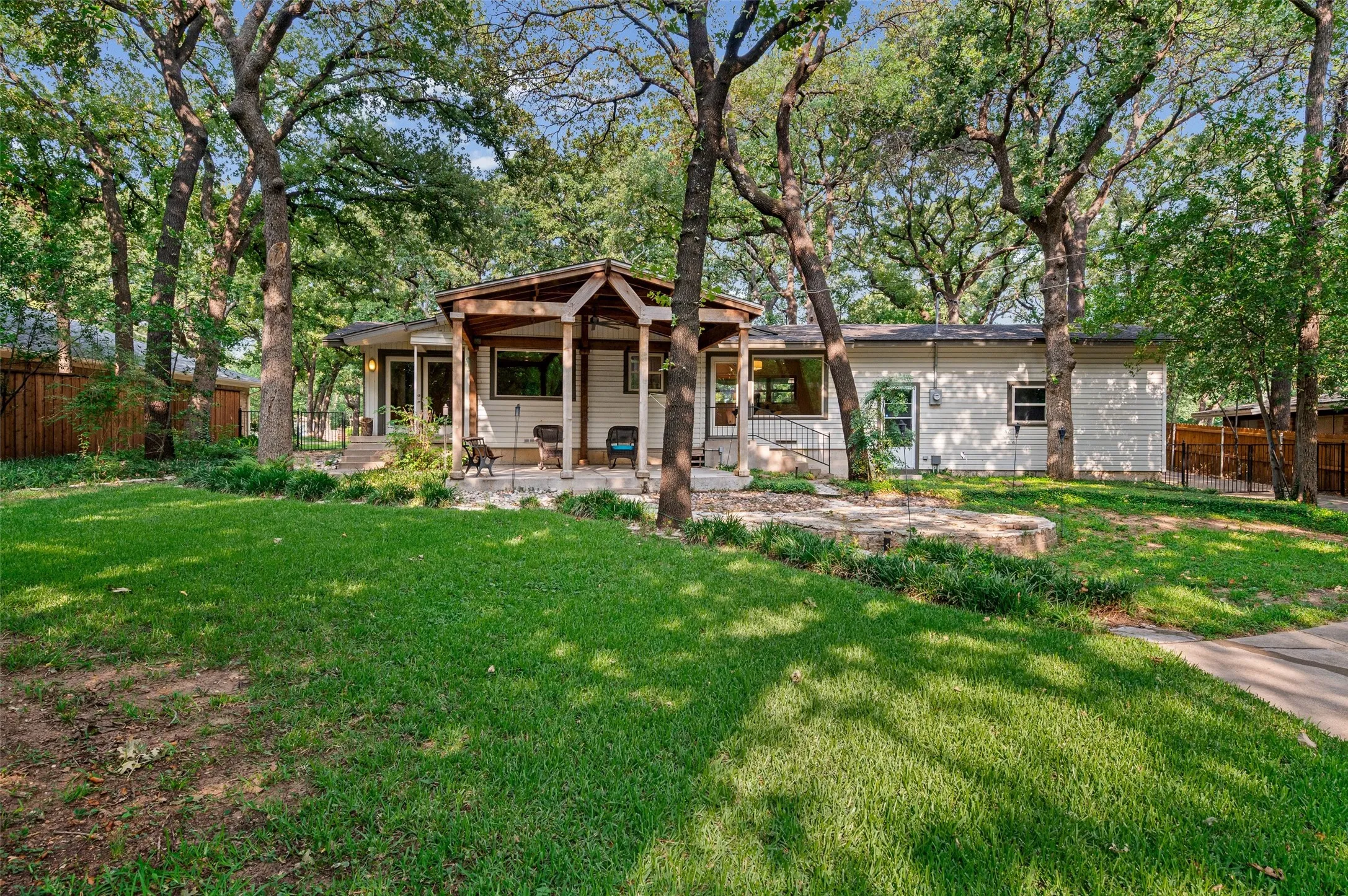 Single Family Residence For Sale in Tarrant County , 1201 Forrest Drive, Arlington, Texas 76012, 3 Bedroom, 2 Bathroom, 4 Garage spaces, 1,761 Sqft, built in 1951, mls#21350630, Real Estate Agent in Arlington, Homes For Sale in Tarrant county, Homes For Sale in Arlington, Realtor in Arlington Texas, Real Estate Brokerage Independent Realty Texas, Luminita Cordes Realtor