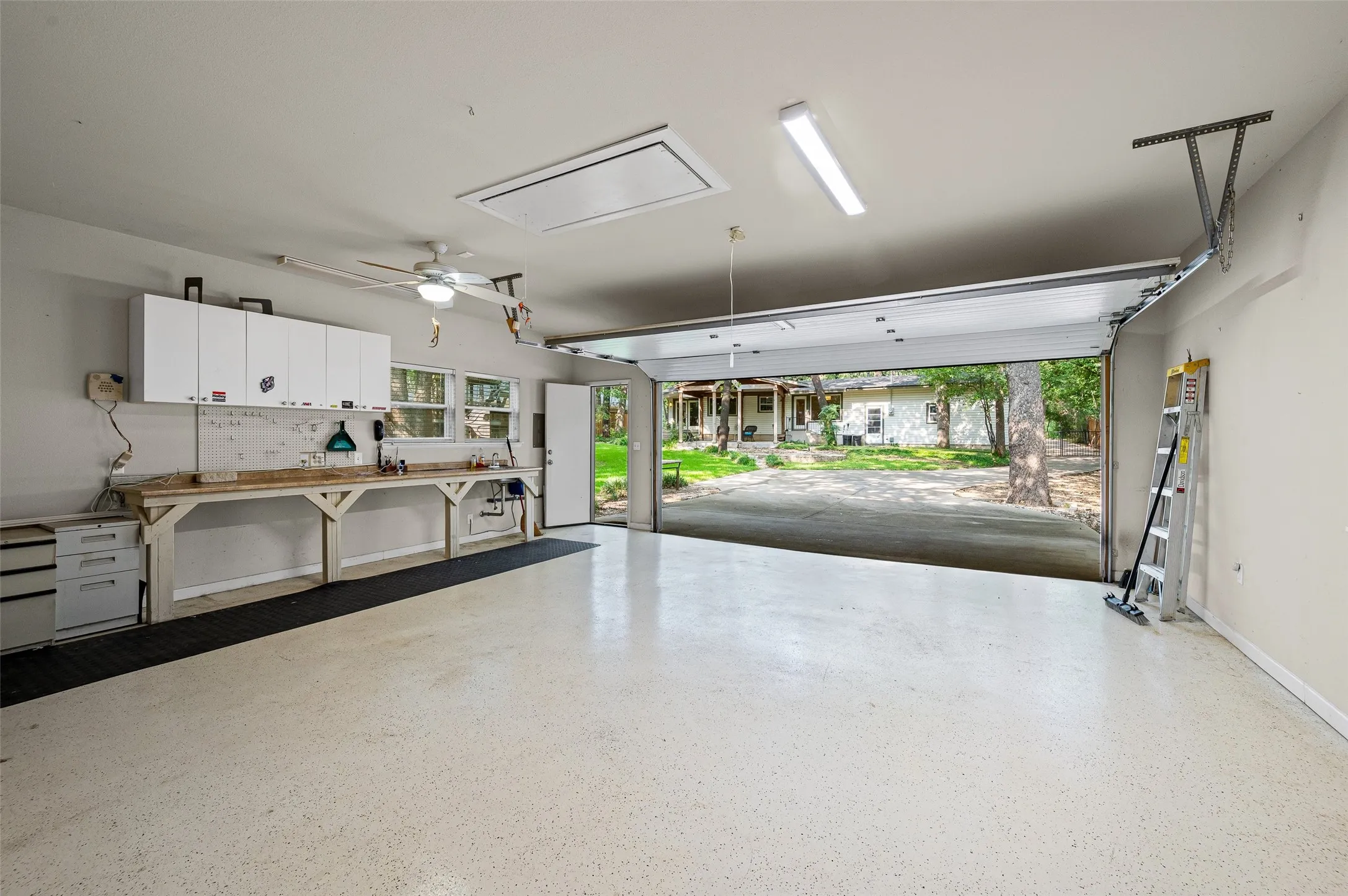 Single Family Residence For Sale in Tarrant County , 1201 Forrest Drive, Arlington, Texas 76012, 3 Bedroom, 2 Bathroom, 4 Garage spaces, 1,761 Sqft, built in 1951, mls#21350630, Real Estate Agent in Arlington, Homes For Sale in Tarrant county, Homes For Sale in Arlington, Realtor in Arlington Texas, Real Estate Brokerage Independent Realty Texas, Luminita Cordes Realtor