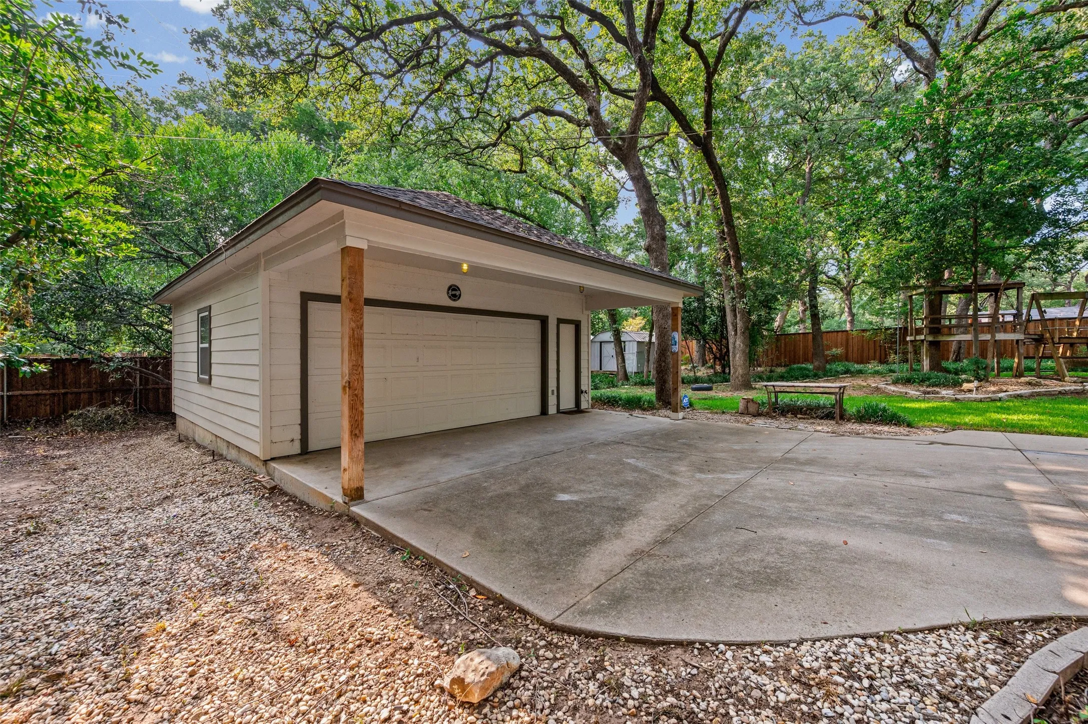 Single Family Residence For Sale in Tarrant County , 1201 Forrest Drive, Arlington, Texas 76012, 3 Bedroom, 2 Bathroom, 4 Garage spaces, 1,761 Sqft, built in 1951, mls#21350630, Real Estate Agent in Arlington, Homes For Sale in Tarrant county, Homes For Sale in Arlington, Realtor in Arlington Texas, Real Estate Brokerage Independent Realty Texas, Luminita Cordes Realtor