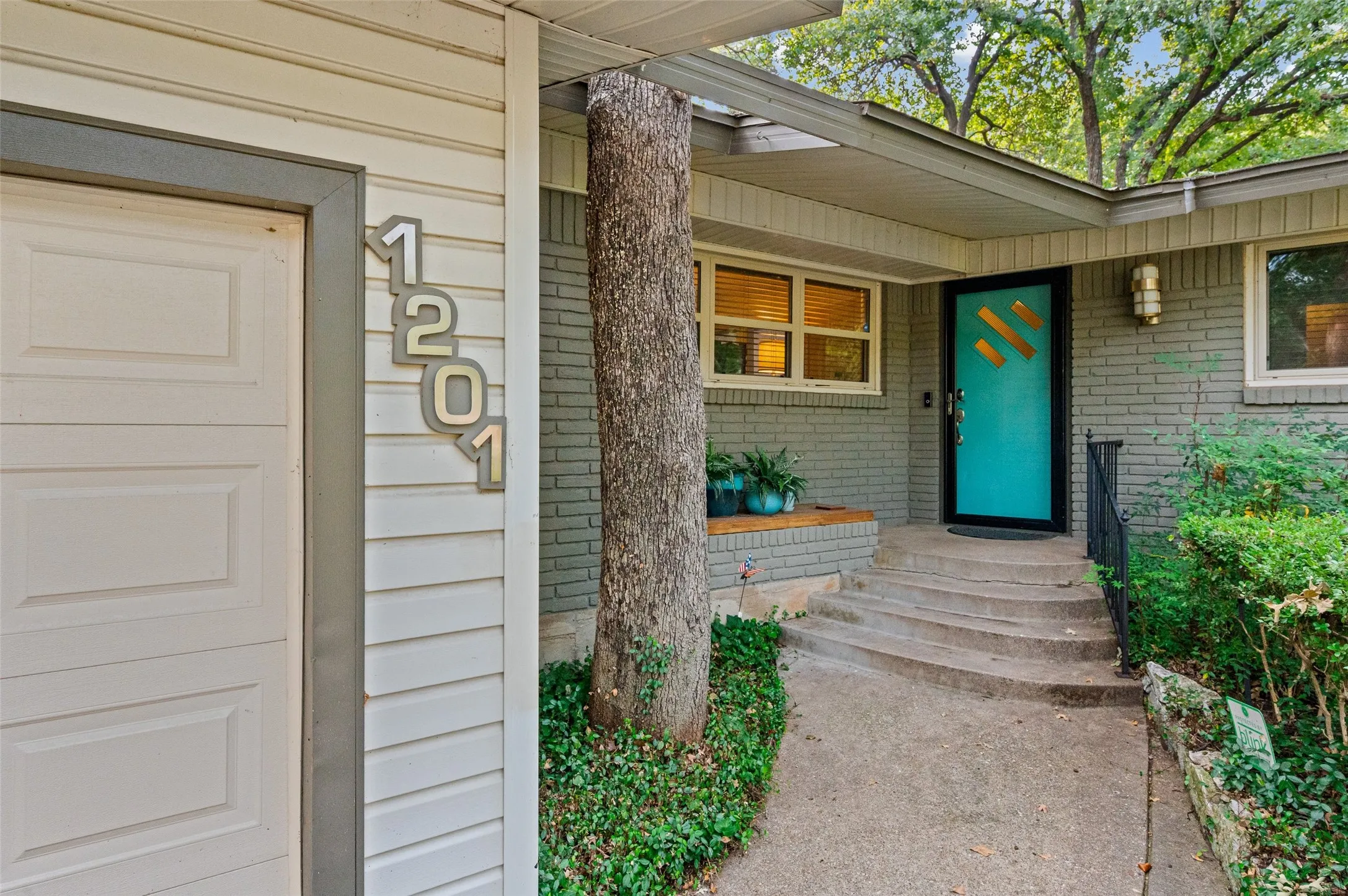 Single Family Residence For Sale in Tarrant County , 1201 Forrest Drive, Arlington, Texas 76012, 3 Bedroom, 2 Bathroom, 4 Garage spaces, 1,761 Sqft, built in 1951, mls#21350630, Real Estate Agent in Arlington, Homes For Sale in Tarrant county, Homes For Sale in Arlington, Realtor in Arlington Texas, Real Estate Brokerage Independent Realty Texas, Luminita Cordes Realtor