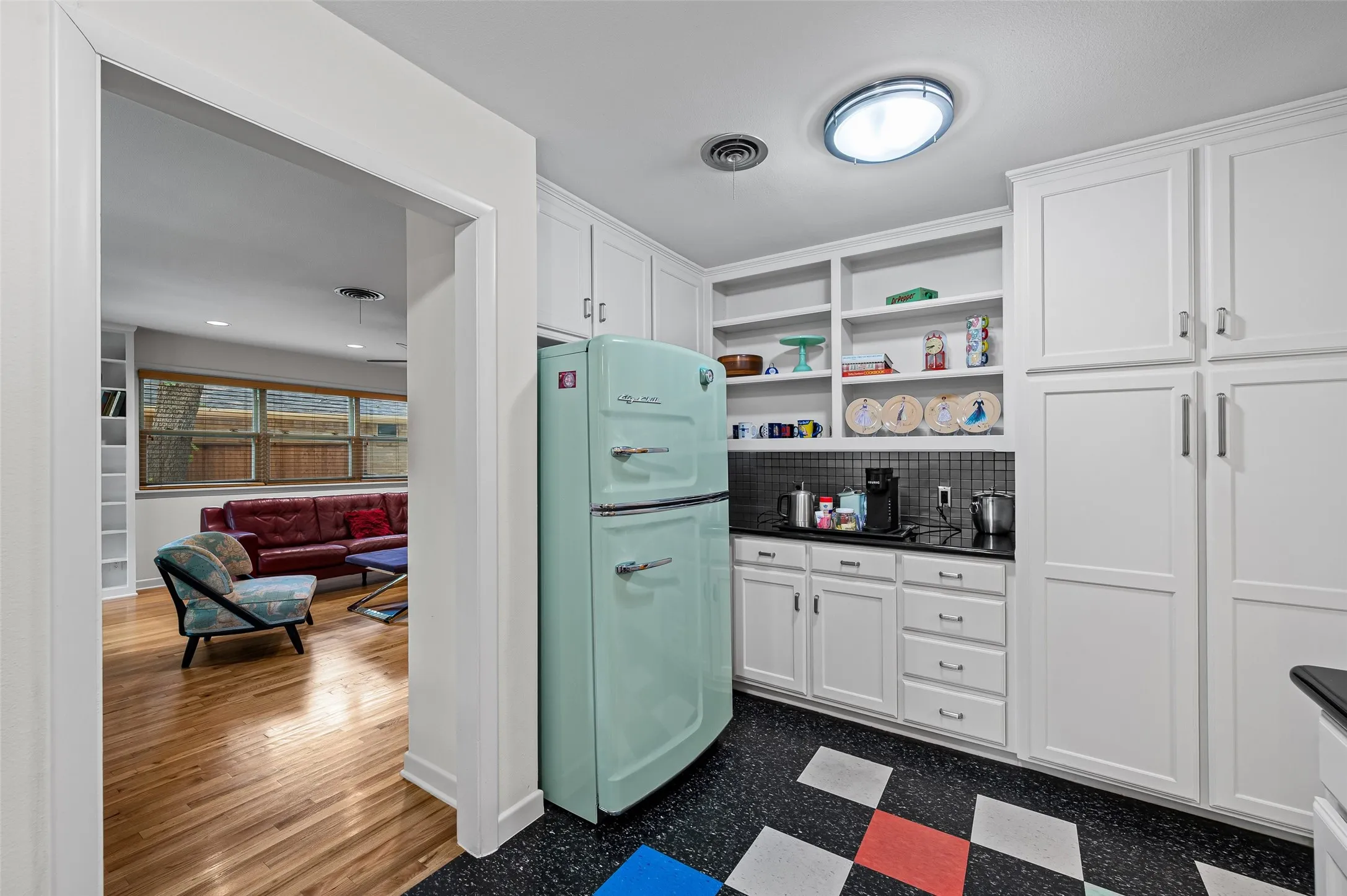 Single Family Residence For Sale in Tarrant County , 1201 Forrest Drive, Arlington, Texas 76012, 3 Bedroom, 2 Bathroom, 4 Garage spaces, 1,761 Sqft, built in 1951, mls#21350630, Real Estate Agent in Arlington, Homes For Sale in Tarrant county, Homes For Sale in Arlington, Realtor in Arlington Texas, Real Estate Brokerage Independent Realty Texas, Luminita Cordes Realtor