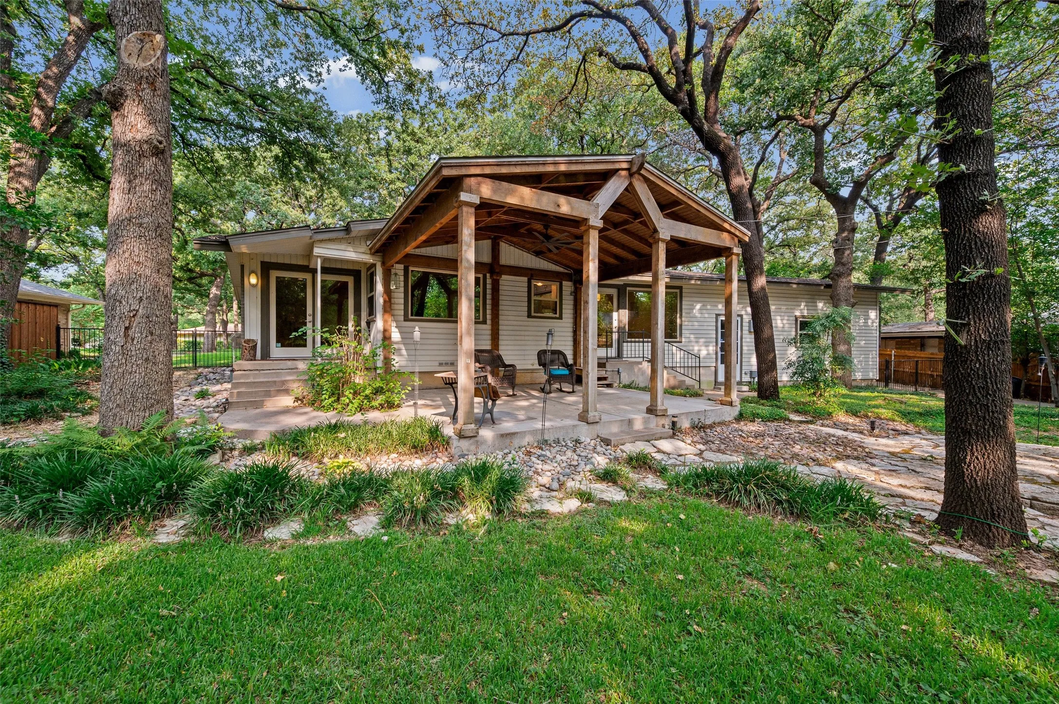Single Family Residence For Sale in Tarrant County , 1201 Forrest Drive, Arlington, Texas 76012, 3 Bedroom, 2 Bathroom, 4 Garage spaces, 1,761 Sqft, built in 1951, mls#21350630, Real Estate Agent in Arlington, Homes For Sale in Tarrant county, Homes For Sale in Arlington, Realtor in Arlington Texas, Real Estate Brokerage Independent Realty Texas, Luminita Cordes Realtor