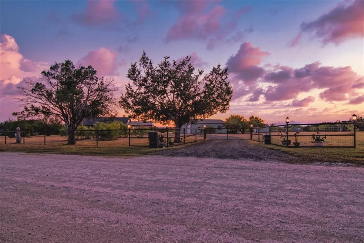 Single Family Residence For Sale in Coryell County , 910 Star Lane, Gatesville, Texas 76528, 3 Bedroom, 3 Bathroom, Garage spaces, 1,500 Sqft, built in 1990, mls#21348524, Real Estate Agent in Gatesville, Homes For Sale in Coryell county, Homes For Sale in Gatesville, Realtor in Gatesville Texas, Real Estate Brokerage Independent Realty Texas, Luminita Cordes Realtor