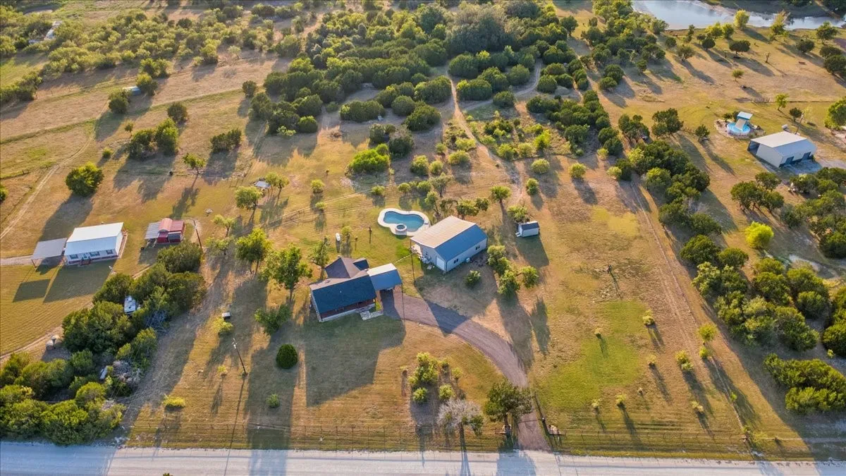 Single Family Residence For Sale in Coryell County , 910 Star Lane, Gatesville, Texas 76528, 3 Bedroom, 3 Bathroom, Garage spaces, 1,500 Sqft, built in 1990, mls#21348524, Real Estate Agent in Gatesville, Homes For Sale in Coryell county, Homes For Sale in Gatesville, Realtor in Gatesville Texas, Real Estate Brokerage Independent Realty Texas, Luminita Cordes Realtor