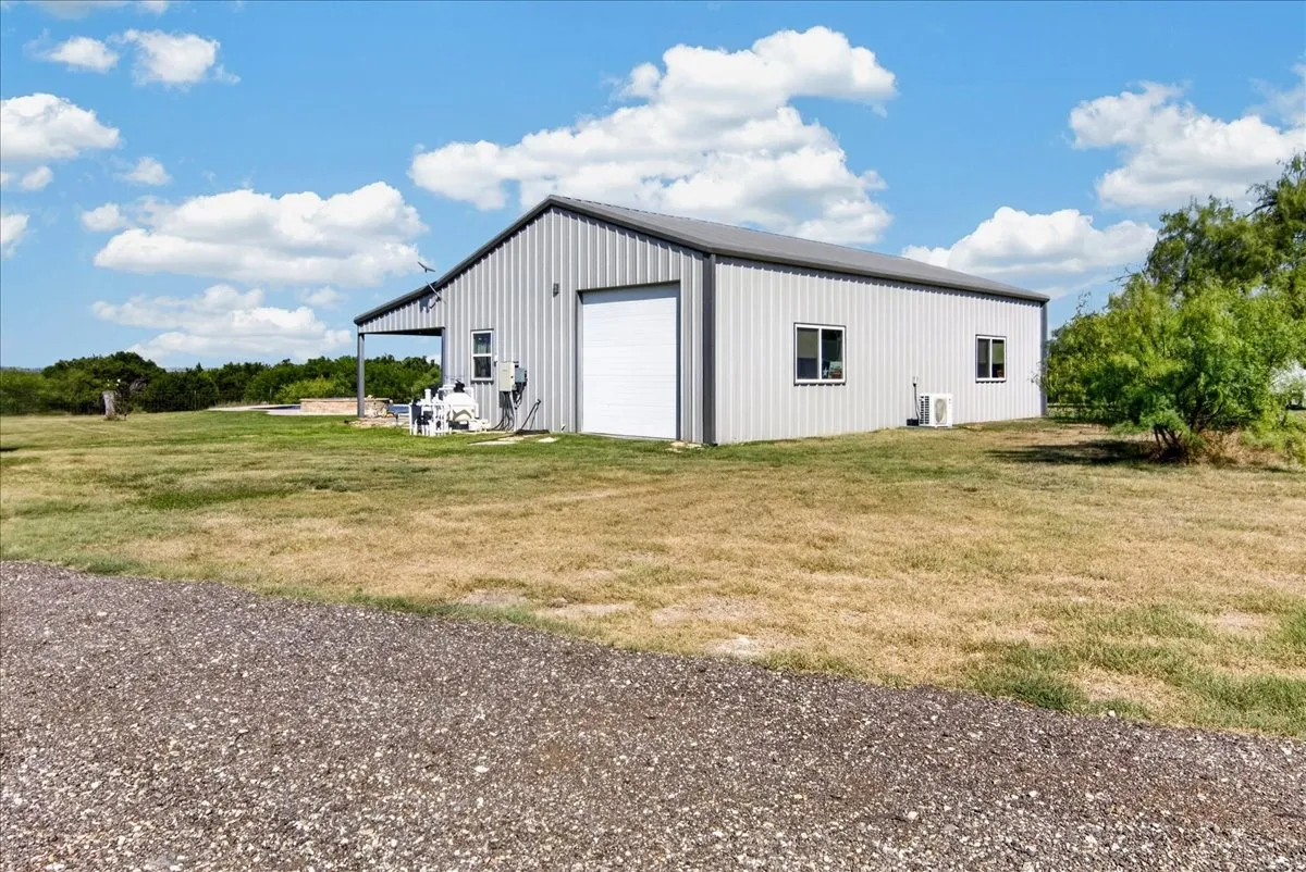 Single Family Residence For Sale in Coryell County , 910 Star Lane, Gatesville, Texas 76528, 3 Bedroom, 3 Bathroom, Garage spaces, 1,500 Sqft, built in 1990, mls#21348524, Real Estate Agent in Gatesville, Homes For Sale in Coryell county, Homes For Sale in Gatesville, Realtor in Gatesville Texas, Real Estate Brokerage Independent Realty Texas, Luminita Cordes Realtor