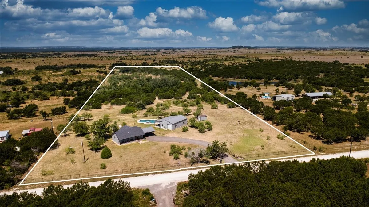 Single Family Residence For Sale in Coryell County , 910 Star Lane, Gatesville, Texas 76528, 3 Bedroom, 3 Bathroom, Garage spaces, 1,500 Sqft, built in 1990, mls#21348524, Real Estate Agent in Gatesville, Homes For Sale in Coryell county, Homes For Sale in Gatesville, Realtor in Gatesville Texas, Real Estate Brokerage Independent Realty Texas, Luminita Cordes Realtor