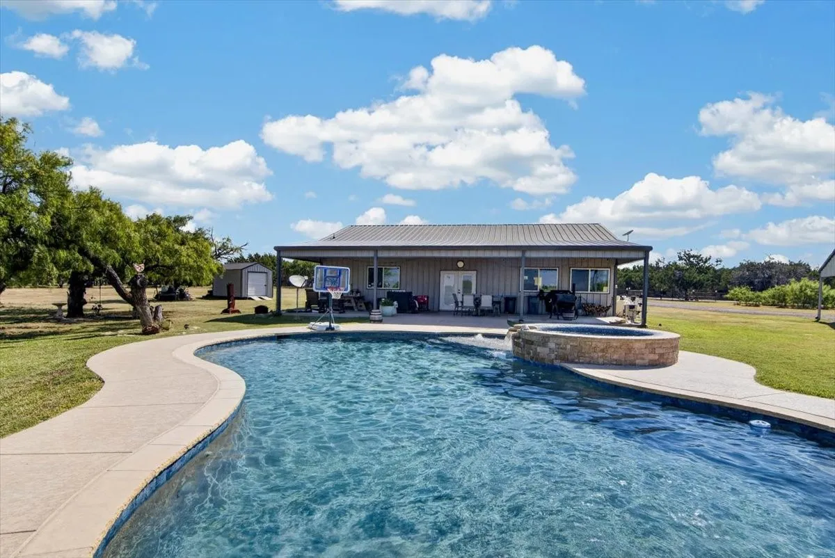 Single Family Residence For Sale in Coryell County , 910 Star Lane, Gatesville, Texas 76528, 3 Bedroom, 3 Bathroom, Garage spaces, 1,500 Sqft, built in 1990, mls#21348524, Real Estate Agent in Gatesville, Homes For Sale in Coryell county, Homes For Sale in Gatesville, Realtor in Gatesville Texas, Real Estate Brokerage Independent Realty Texas, Luminita Cordes Realtor