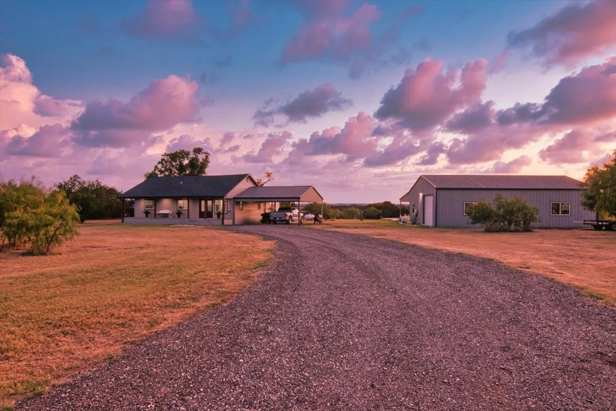 Single Family Residence For Sale in Coryell County , 910 Star Lane, Gatesville, Texas 76528, 3 Bedroom, 3 Bathroom, Garage spaces, 1,500 Sqft, built in 1990, mls#21348524, Real Estate Agent in Gatesville, Homes For Sale in Coryell county, Homes For Sale in Gatesville, Realtor in Gatesville Texas, Real Estate Brokerage Independent Realty Texas, Luminita Cordes Realtor