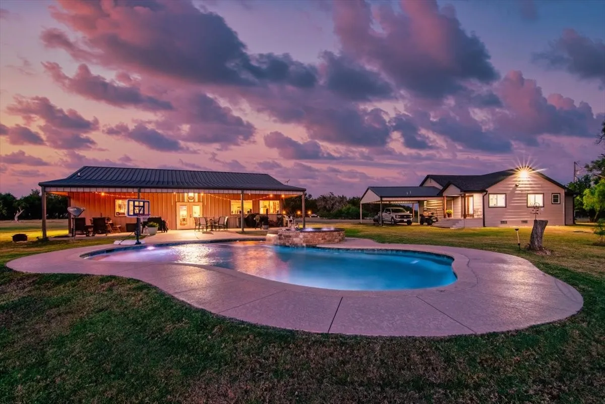 Single Family Residence For Sale in Coryell County , 910 Star Lane, Gatesville, Texas 76528, 3 Bedroom, 3 Bathroom, Garage spaces, 1,500 Sqft, built in 1990, mls#21348524, Real Estate Agent in Gatesville, Homes For Sale in Coryell county, Homes For Sale in Gatesville, Realtor in Gatesville Texas, Real Estate Brokerage Independent Realty Texas, Luminita Cordes Realtor
