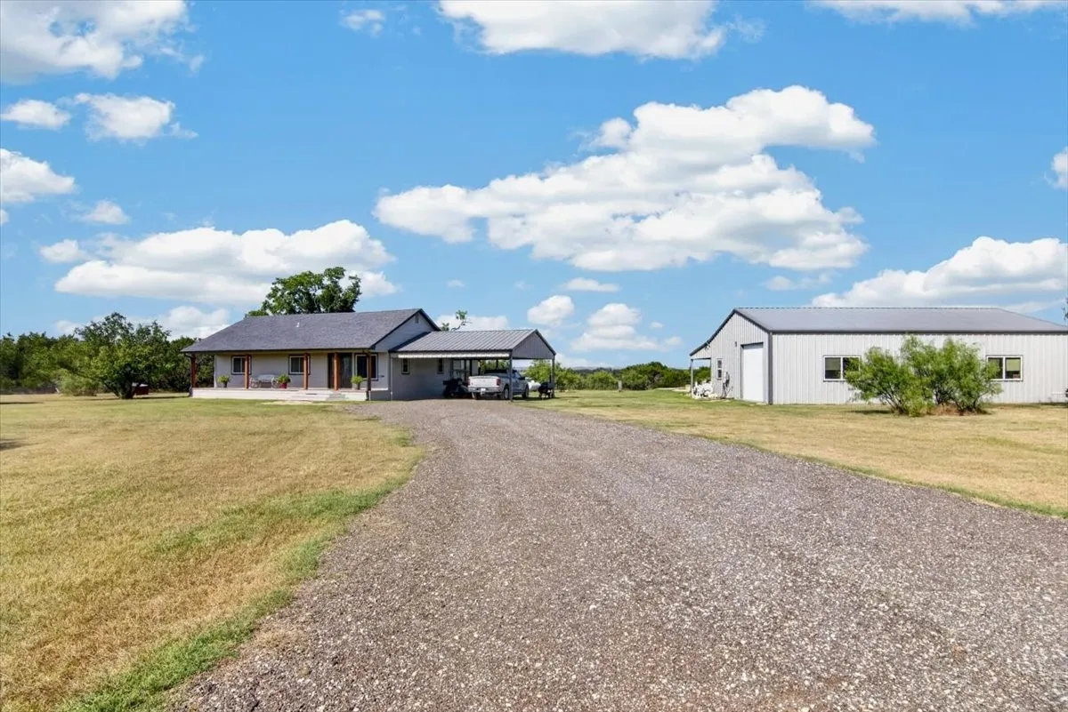 Single Family Residence For Sale in Coryell County , 910 Star Lane, Gatesville, Texas 76528, 3 Bedroom, 3 Bathroom, Garage spaces, 1,500 Sqft, built in 1990, mls#21348524, Real Estate Agent in Gatesville, Homes For Sale in Coryell county, Homes For Sale in Gatesville, Realtor in Gatesville Texas, Real Estate Brokerage Independent Realty Texas, Luminita Cordes Realtor