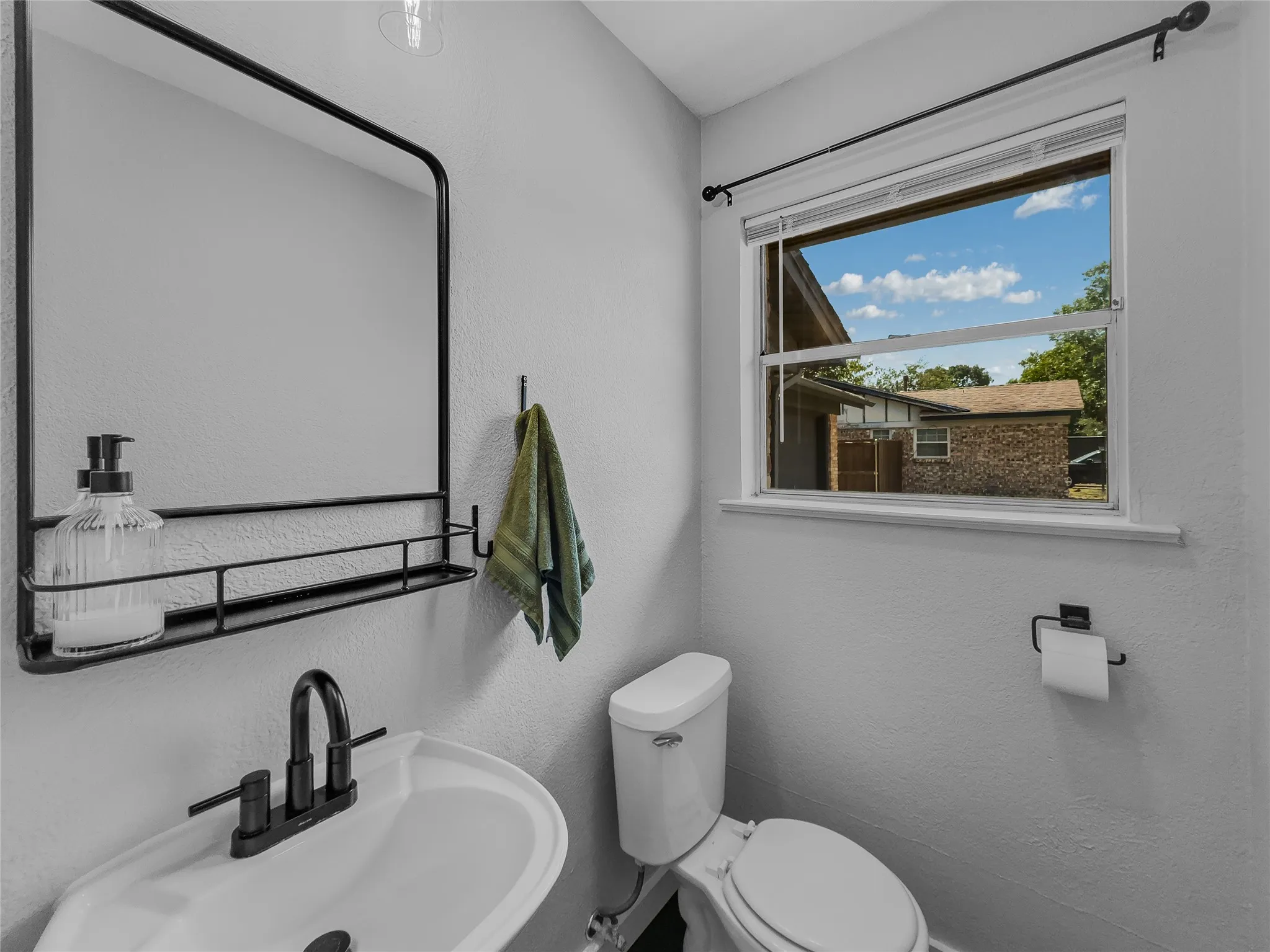 Single Family Residence For Sale in Tarrant County , 703 Whitener Road, Euless, Texas 76040, 3 Bedroom, 2 Bathroom, 2 Garage spaces, 1,023 Sqft, built in 1962, mls#21351540, Real Estate Agent in Euless, Homes For Sale in Tarrant county, Homes For Sale in Euless, Realtor in Euless Texas, Real Estate Brokerage Independent Realty Texas, Luminita Cordes Realtor