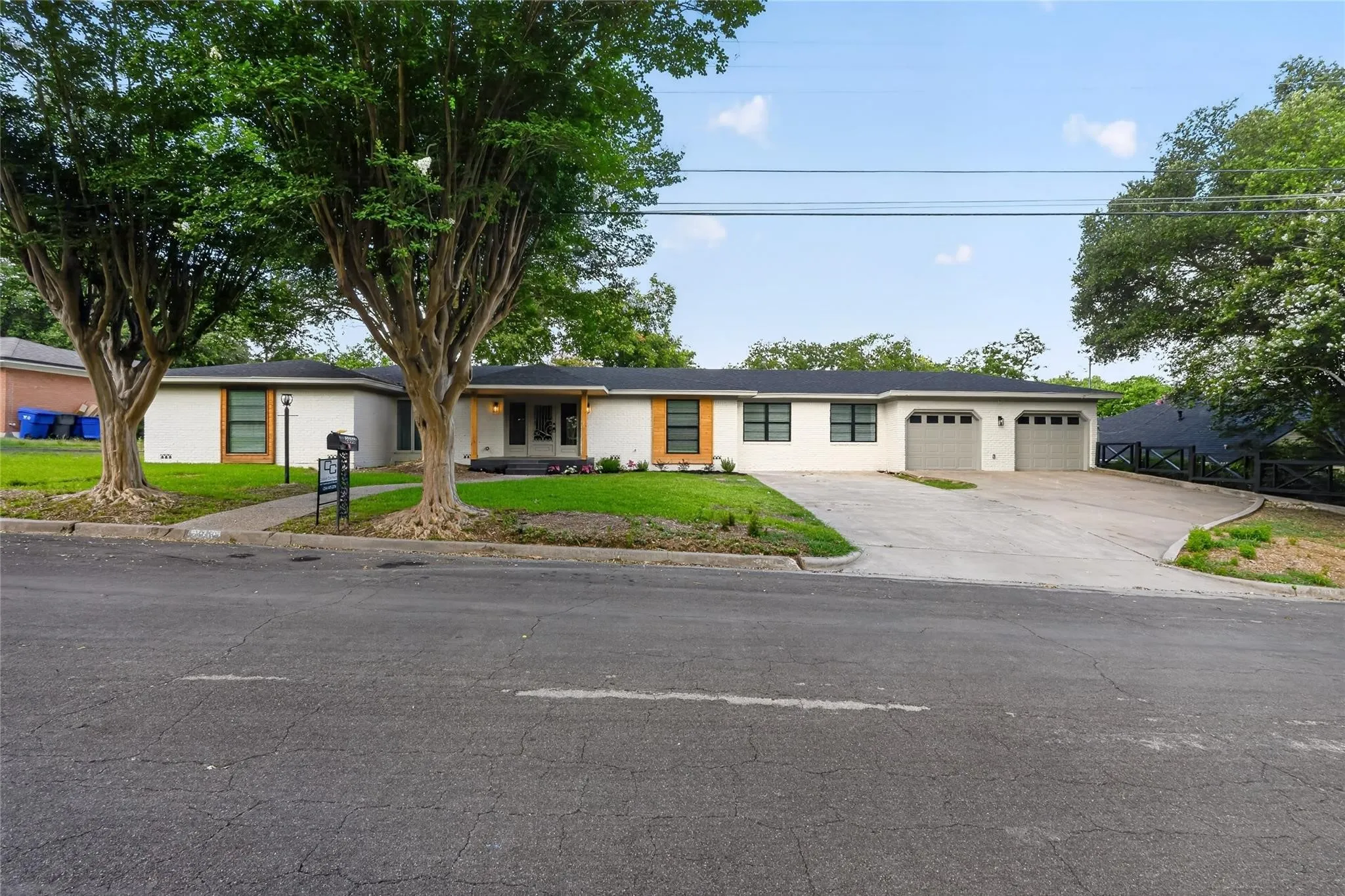 Single Family Residence For Rent in Mc Lennan County , 2808 Woodland Drive, Waco, Texas 76710, 4 Bedroom, 4 Bathroom, 2 Garage spaces, 2,808 Sqft, built in 1959, mls#21352350, Real Estate Agent in Waco, Homes For Rent in Mc Lennan county, Homes For Rent in Waco, Realtor in Waco Texas, Real Estate Brokerage Independent Realty Texas, Luminita Cordes Realtor