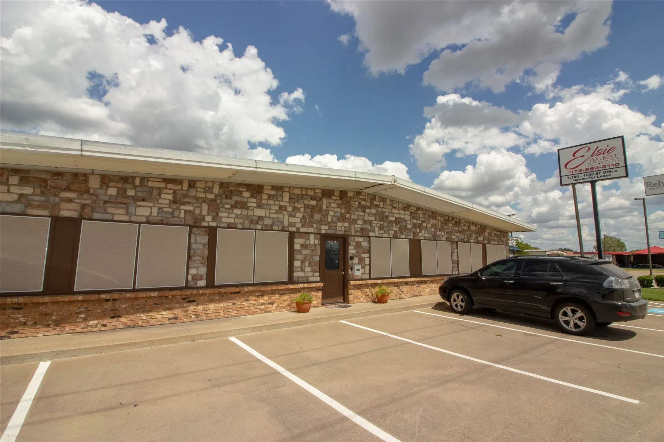 Office For Rent in Kaufman County , 209 E Fair Street, Kaufman, Texas 75142, 0, 0, Garage spaces, 0 Sqft, built in 1971, Price $650, mls#21352806, Real Estate Agent in Kaufman, Homes For Rent in Kaufman county, Homes For Rent in Kaufman, Realtor in Kaufman Texas, Real Estate Brokerage Independent Realty Texas, Luminita Cordes Realtor