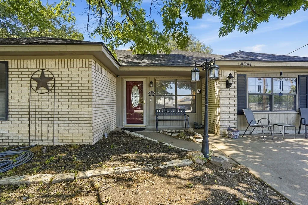 Single Family Residence For Sale in Hood County , 4041 Country Meadows Circle, Granbury, Texas 76049, 3 Bedroom, 2 Bathroom, Garage spaces, 1,535 Sqft, built in 1988, mls#21352606, Real Estate Agent in Granbury, Homes For Sale in Hood county, Homes For Sale in Granbury, Realtor in Granbury Texas, Real Estate Brokerage Independent Realty Texas, Luminita Cordes Realtor