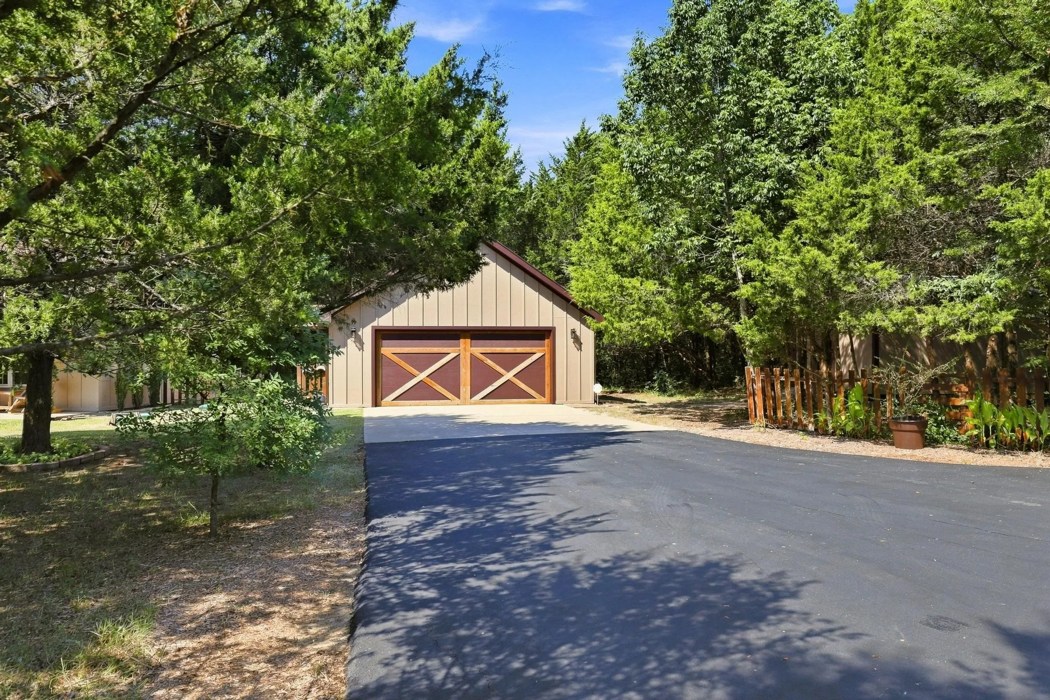 Single Family Residence For Sale in Grayson County , 85 County Road, Gordonville, Texas 76245, 2 Bedroom, 3 Bathroom, 2 Garage spaces, 1,204 Sqft, built in 2013, mls#21352305, Real Estate Agent in Gordonville, Homes For Sale in Grayson county, Homes For Sale in Gordonville, Realtor in Gordonville Texas, Real Estate Brokerage Independent Realty Texas, Luminita Cordes Realtor