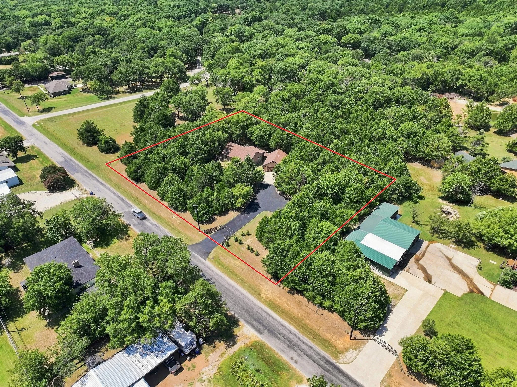Single Family Residence For Sale in Grayson County , 85 County Road, Gordonville, Texas 76245, 2 Bedroom, 3 Bathroom, 2 Garage spaces, 1,204 Sqft, built in 2013, mls#21352305, Real Estate Agent in Gordonville, Homes For Sale in Grayson county, Homes For Sale in Gordonville, Realtor in Gordonville Texas, Real Estate Brokerage Independent Realty Texas, Luminita Cordes Realtor