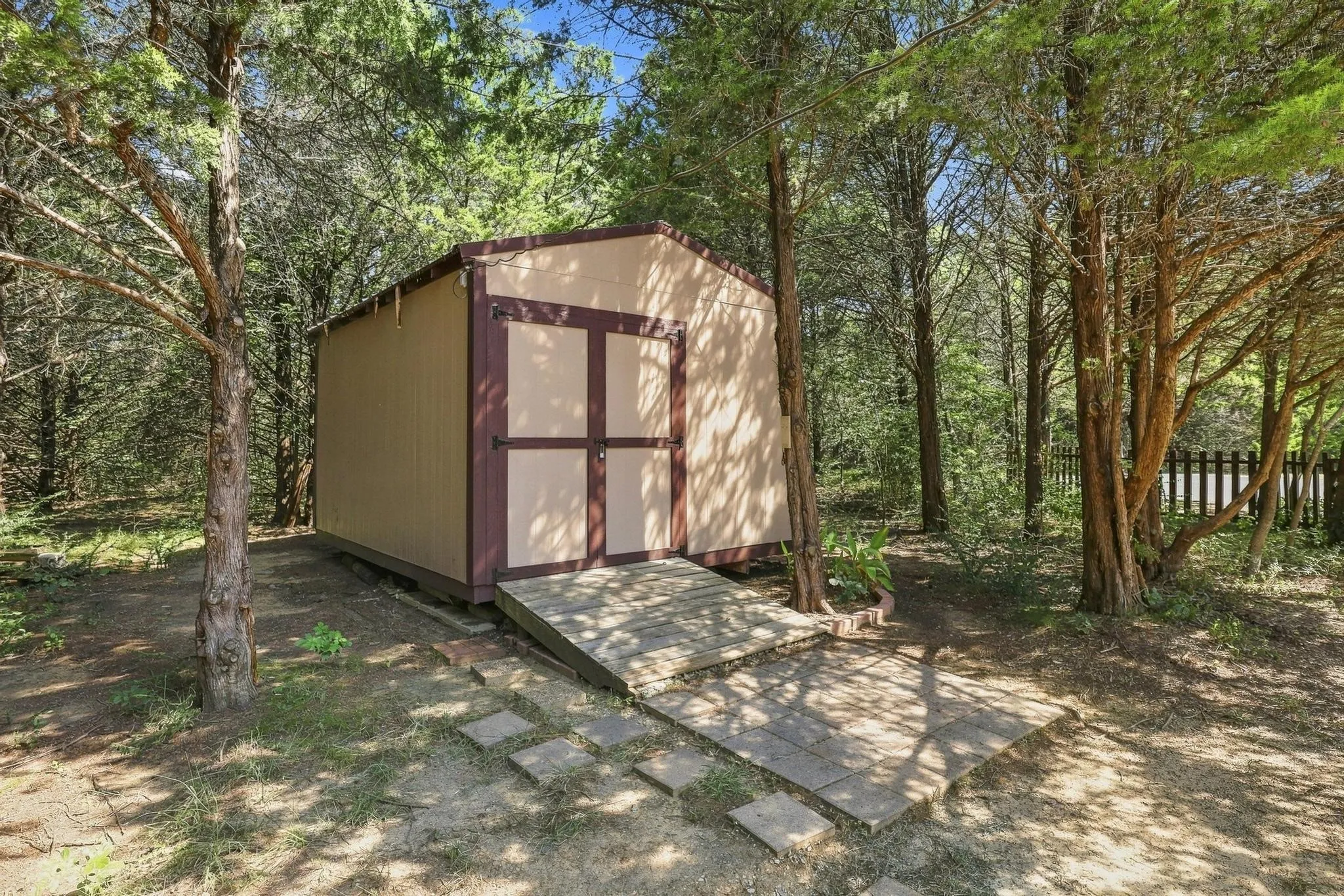 Single Family Residence For Sale in Grayson County , 85 County Road, Gordonville, Texas 76245, 2 Bedroom, 3 Bathroom, 2 Garage spaces, 1,204 Sqft, built in 2013, mls#21352305, Real Estate Agent in Gordonville, Homes For Sale in Grayson county, Homes For Sale in Gordonville, Realtor in Gordonville Texas, Real Estate Brokerage Independent Realty Texas, Luminita Cordes Realtor