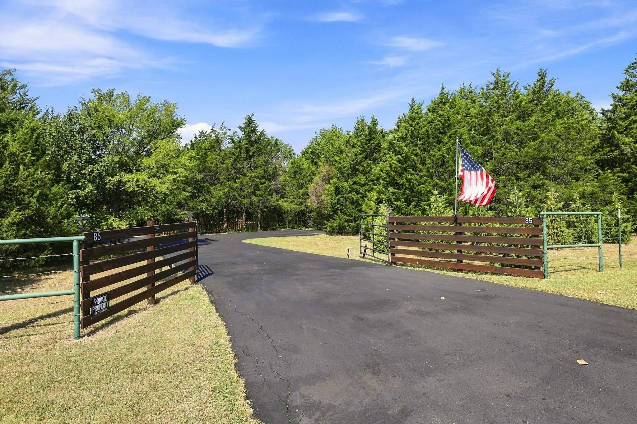 Single Family Residence For Sale in Grayson County , 85 County Road, Gordonville, Texas 76245, 2 Bedroom, 3 Bathroom, 2 Garage spaces, 1,204 Sqft, built in 2013, mls#21352305, Real Estate Agent in Gordonville, Homes For Sale in Grayson county, Homes For Sale in Gordonville, Realtor in Gordonville Texas, Real Estate Brokerage Independent Realty Texas, Luminita Cordes Realtor