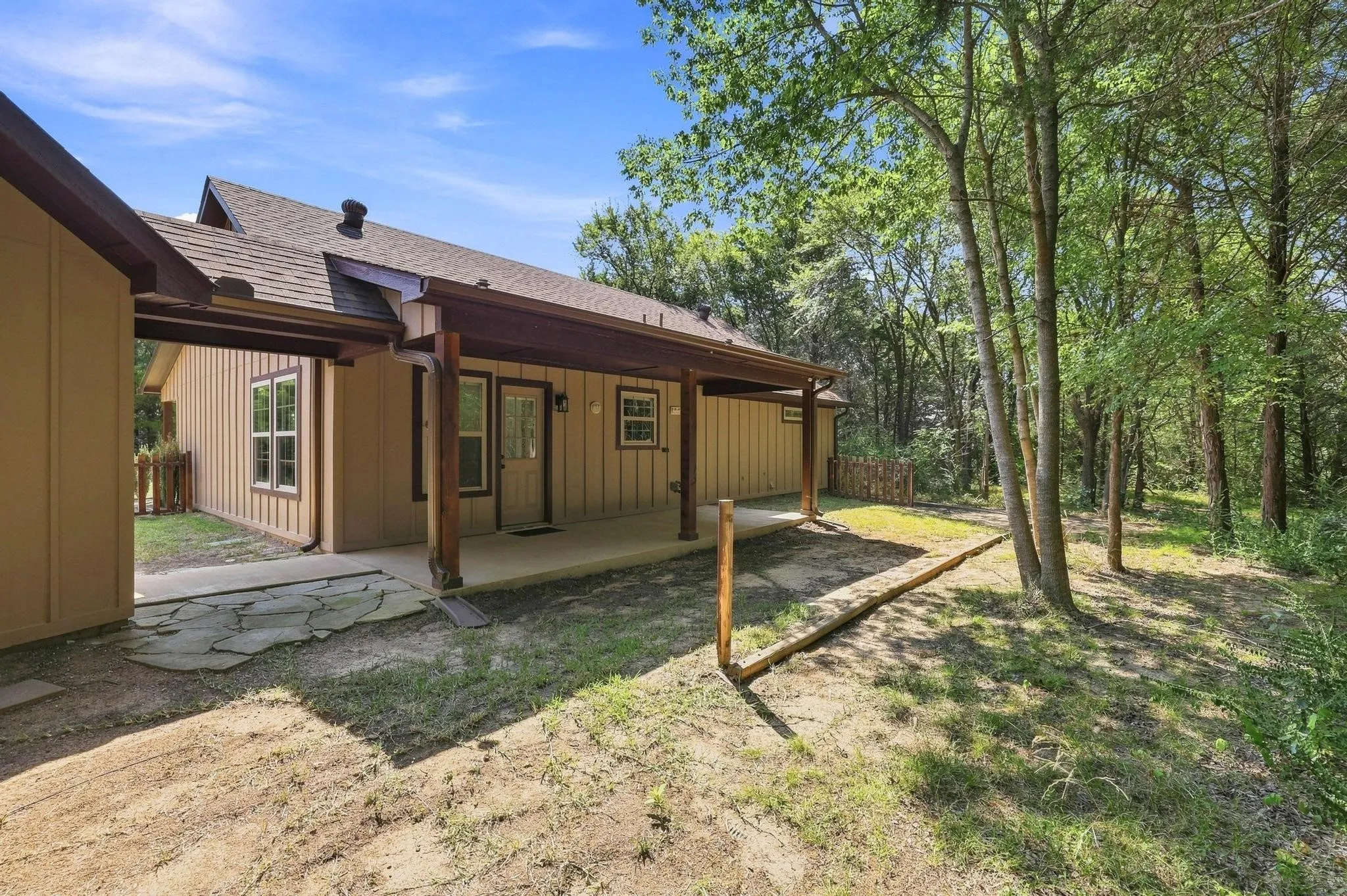 Single Family Residence For Sale in Grayson County , 85 County Road, Gordonville, Texas 76245, 2 Bedroom, 3 Bathroom, 2 Garage spaces, 1,204 Sqft, built in 2013, mls#21352305, Real Estate Agent in Gordonville, Homes For Sale in Grayson county, Homes For Sale in Gordonville, Realtor in Gordonville Texas, Real Estate Brokerage Independent Realty Texas, Luminita Cordes Realtor