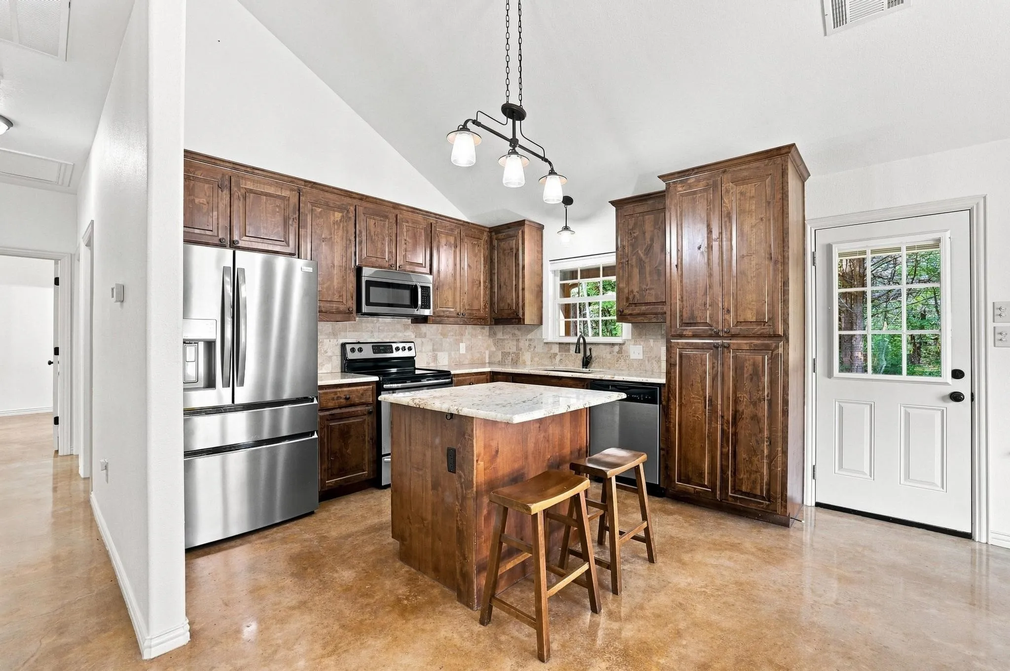 Single Family Residence For Sale in Grayson County , 85 County Road, Gordonville, Texas 76245, 2 Bedroom, 3 Bathroom, 2 Garage spaces, 1,204 Sqft, built in 2013, mls#21352305, Real Estate Agent in Gordonville, Homes For Sale in Grayson county, Homes For Sale in Gordonville, Realtor in Gordonville Texas, Real Estate Brokerage Independent Realty Texas, Luminita Cordes Realtor