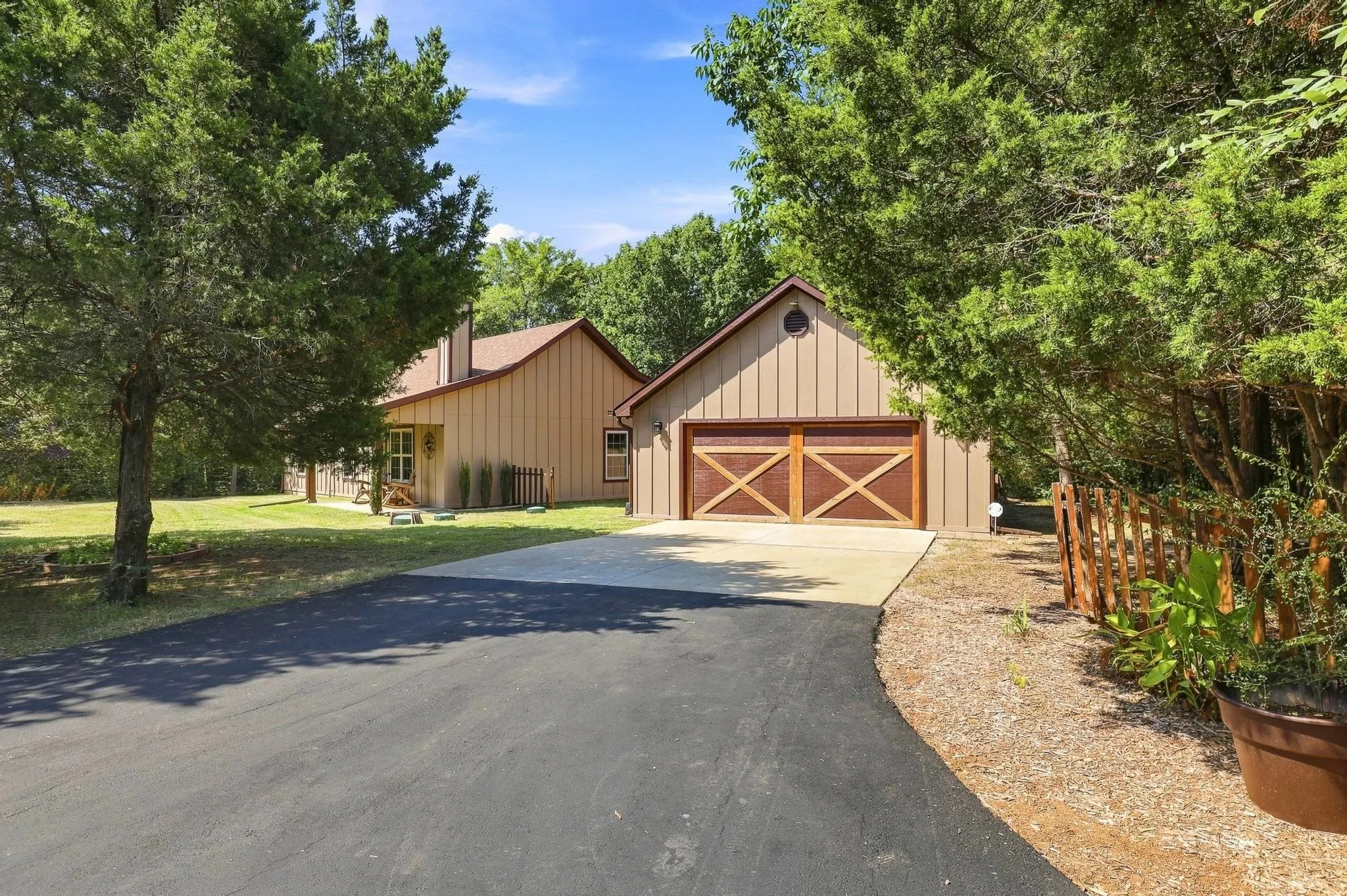 Single Family Residence For Sale in Grayson County , 85 County Road, Gordonville, Texas 76245, 2 Bedroom, 3 Bathroom, 2 Garage spaces, 1,204 Sqft, built in 2013, mls#21352305, Real Estate Agent in Gordonville, Homes For Sale in Grayson county, Homes For Sale in Gordonville, Realtor in Gordonville Texas, Real Estate Brokerage Independent Realty Texas, Luminita Cordes Realtor