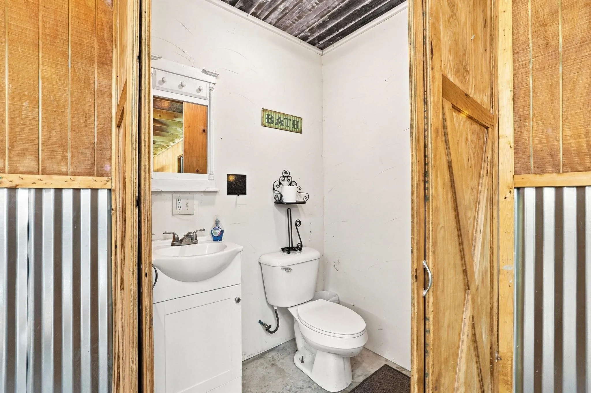 Single Family Residence For Sale in Grayson County , 85 County Road, Gordonville, Texas 76245, 2 Bedroom, 3 Bathroom, 2 Garage spaces, 1,204 Sqft, built in 2013, mls#21352305, Real Estate Agent in Gordonville, Homes For Sale in Grayson county, Homes For Sale in Gordonville, Realtor in Gordonville Texas, Real Estate Brokerage Independent Realty Texas, Luminita Cordes Realtor