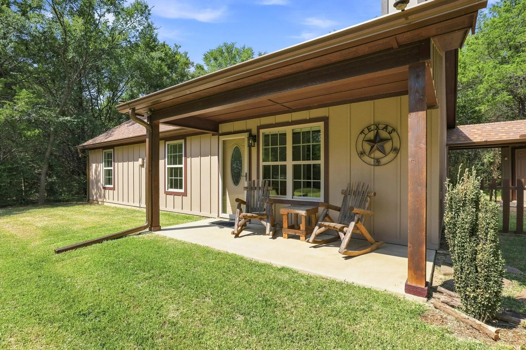 Single Family Residence For Sale in Grayson County , 85 County Road, Gordonville, Texas 76245, 2 Bedroom, 3 Bathroom, 2 Garage spaces, 1,204 Sqft, built in 2013, mls#21352305, Real Estate Agent in Gordonville, Homes For Sale in Grayson county, Homes For Sale in Gordonville, Realtor in Gordonville Texas, Real Estate Brokerage Independent Realty Texas, Luminita Cordes Realtor