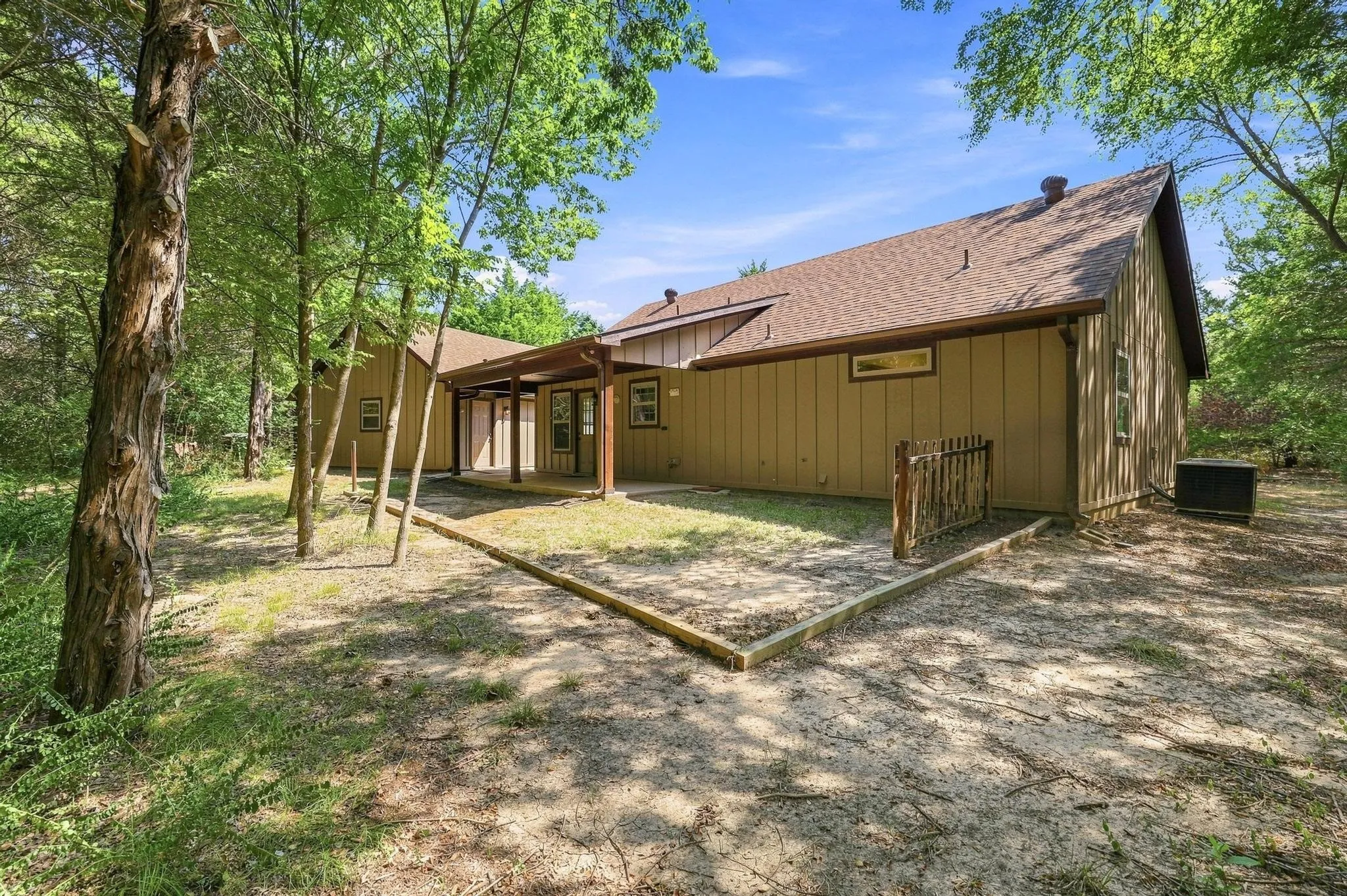 Single Family Residence For Sale in Grayson County , 85 County Road, Gordonville, Texas 76245, 2 Bedroom, 3 Bathroom, 2 Garage spaces, 1,204 Sqft, built in 2013, mls#21352305, Real Estate Agent in Gordonville, Homes For Sale in Grayson county, Homes For Sale in Gordonville, Realtor in Gordonville Texas, Real Estate Brokerage Independent Realty Texas, Luminita Cordes Realtor