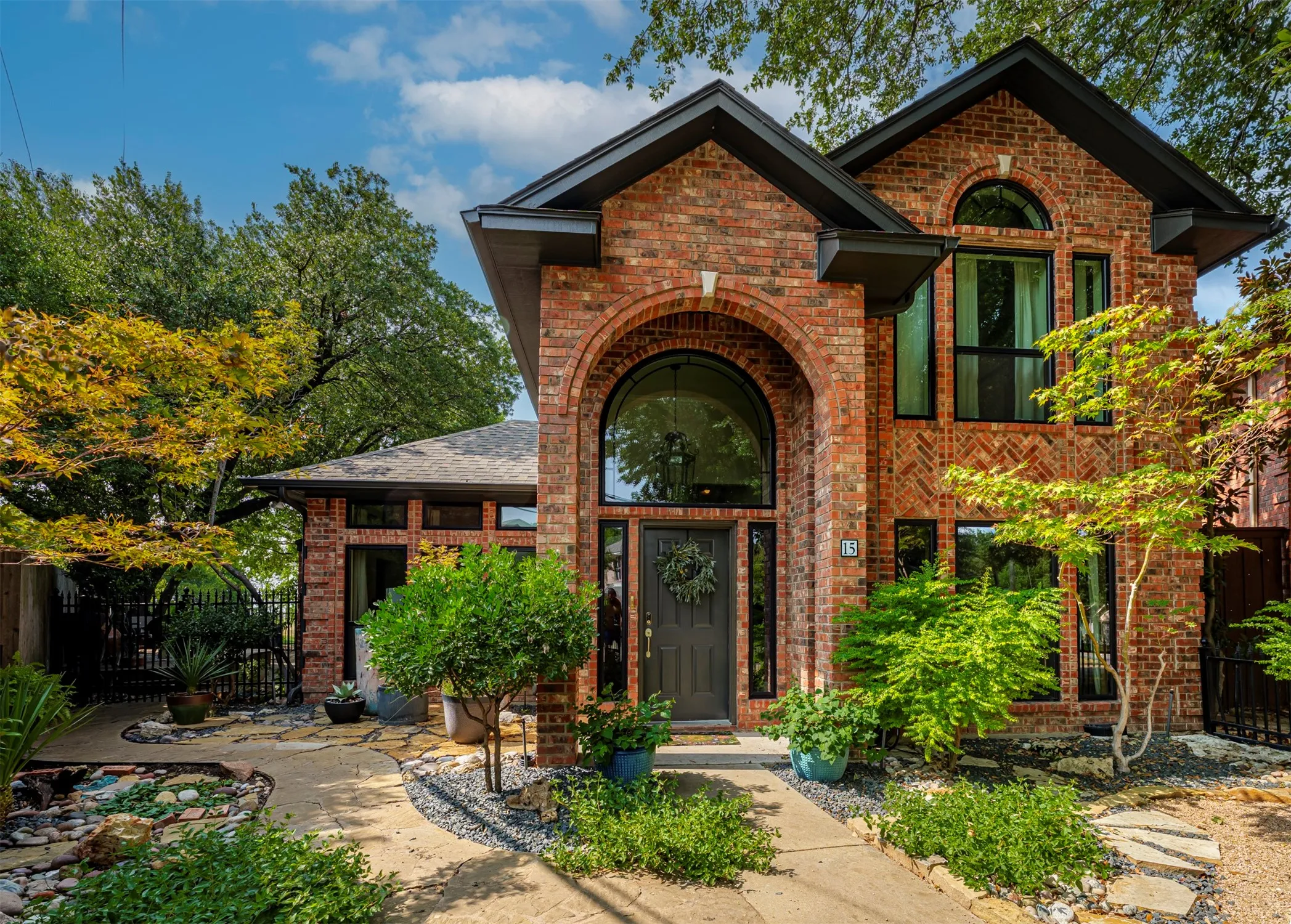 Single Family Residence For Sale in Ellis County , 15 Country Club Place, Waxahachie, Texas 75165, 3 Bedroom, 4 Bathroom, 2 Garage spaces, 2,150 Sqft, built in 1994, mls#21352712, Real Estate Agent in Waxahachie, Homes For Sale in Ellis county, Homes For Sale in Waxahachie, Realtor in Waxahachie Texas, Real Estate Brokerage Independent Realty Texas, Luminita Cordes Realtor