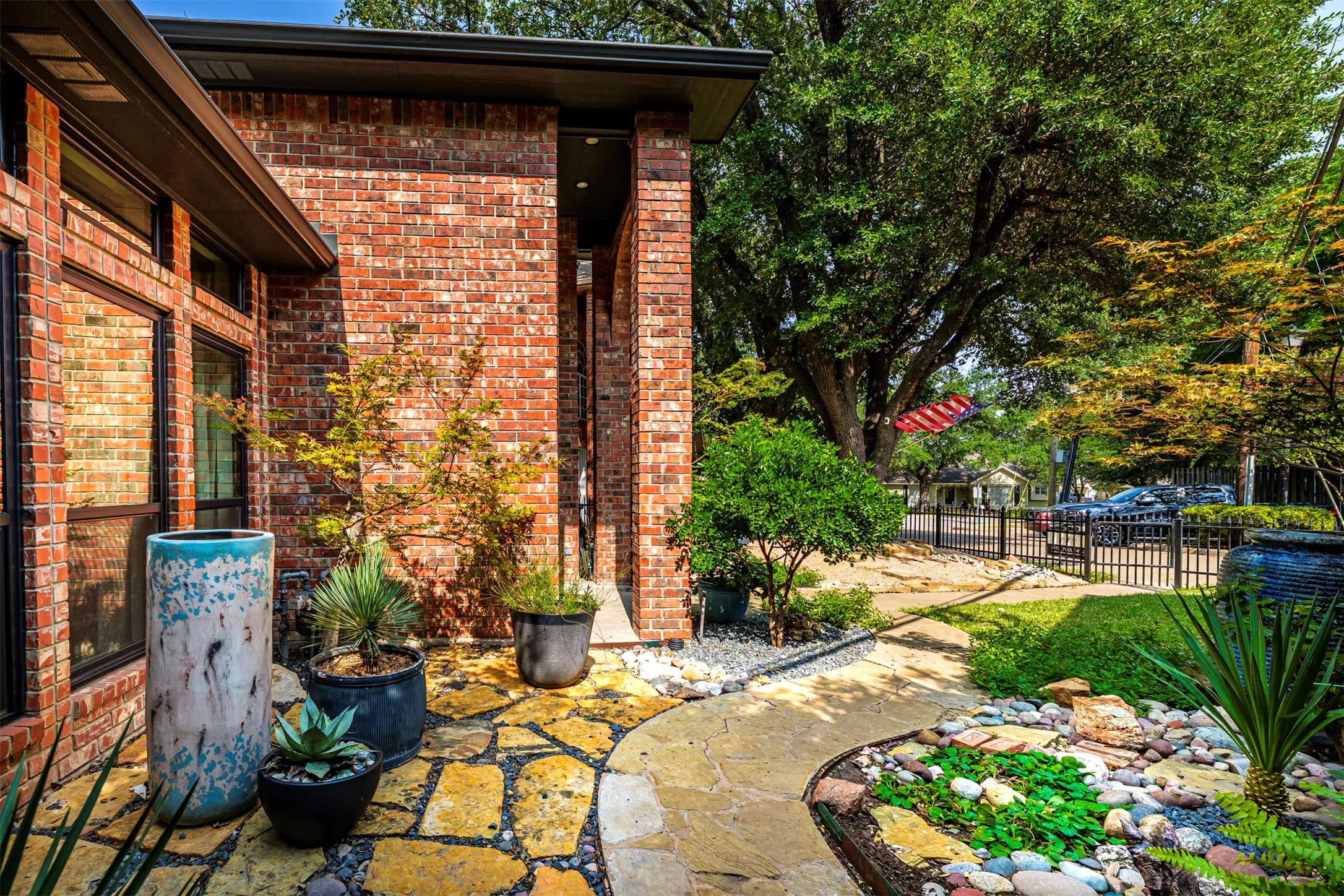 Single Family Residence For Sale in Ellis County , 15 Country Club Place, Waxahachie, Texas 75165, 3 Bedroom, 4 Bathroom, 2 Garage spaces, 2,150 Sqft, built in 1994, mls#21352712, Real Estate Agent in Waxahachie, Homes For Sale in Ellis county, Homes For Sale in Waxahachie, Realtor in Waxahachie Texas, Real Estate Brokerage Independent Realty Texas, Luminita Cordes Realtor