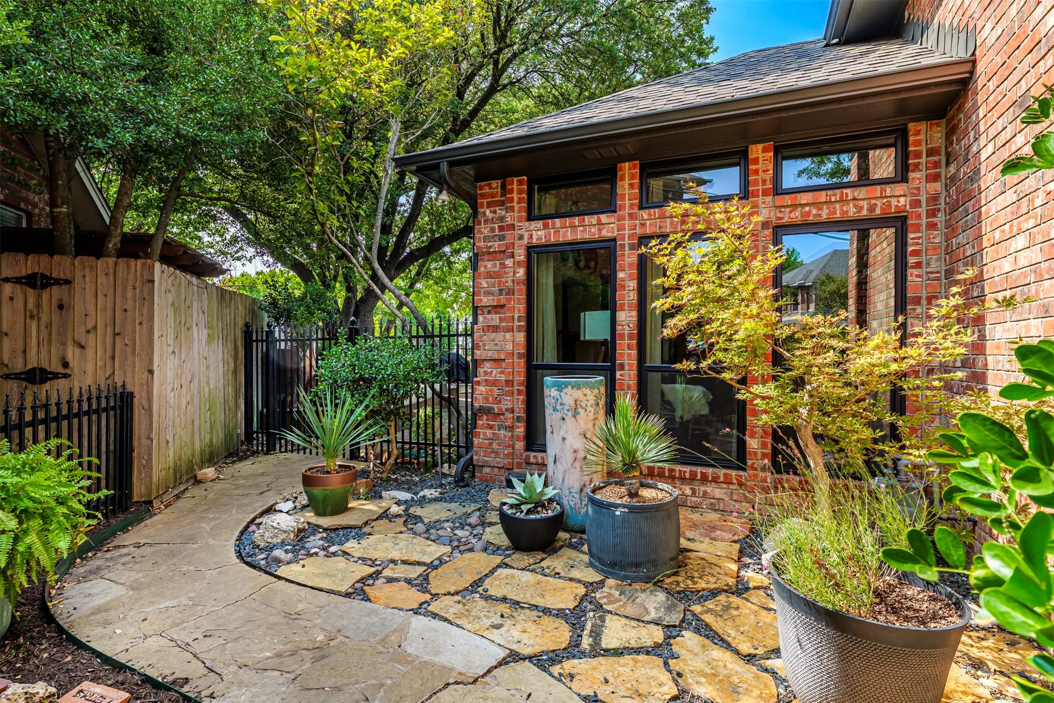Single Family Residence For Sale in Ellis County , 15 Country Club Place, Waxahachie, Texas 75165, 3 Bedroom, 4 Bathroom, 2 Garage spaces, 2,150 Sqft, built in 1994, mls#21352712, Real Estate Agent in Waxahachie, Homes For Sale in Ellis county, Homes For Sale in Waxahachie, Realtor in Waxahachie Texas, Real Estate Brokerage Independent Realty Texas, Luminita Cordes Realtor