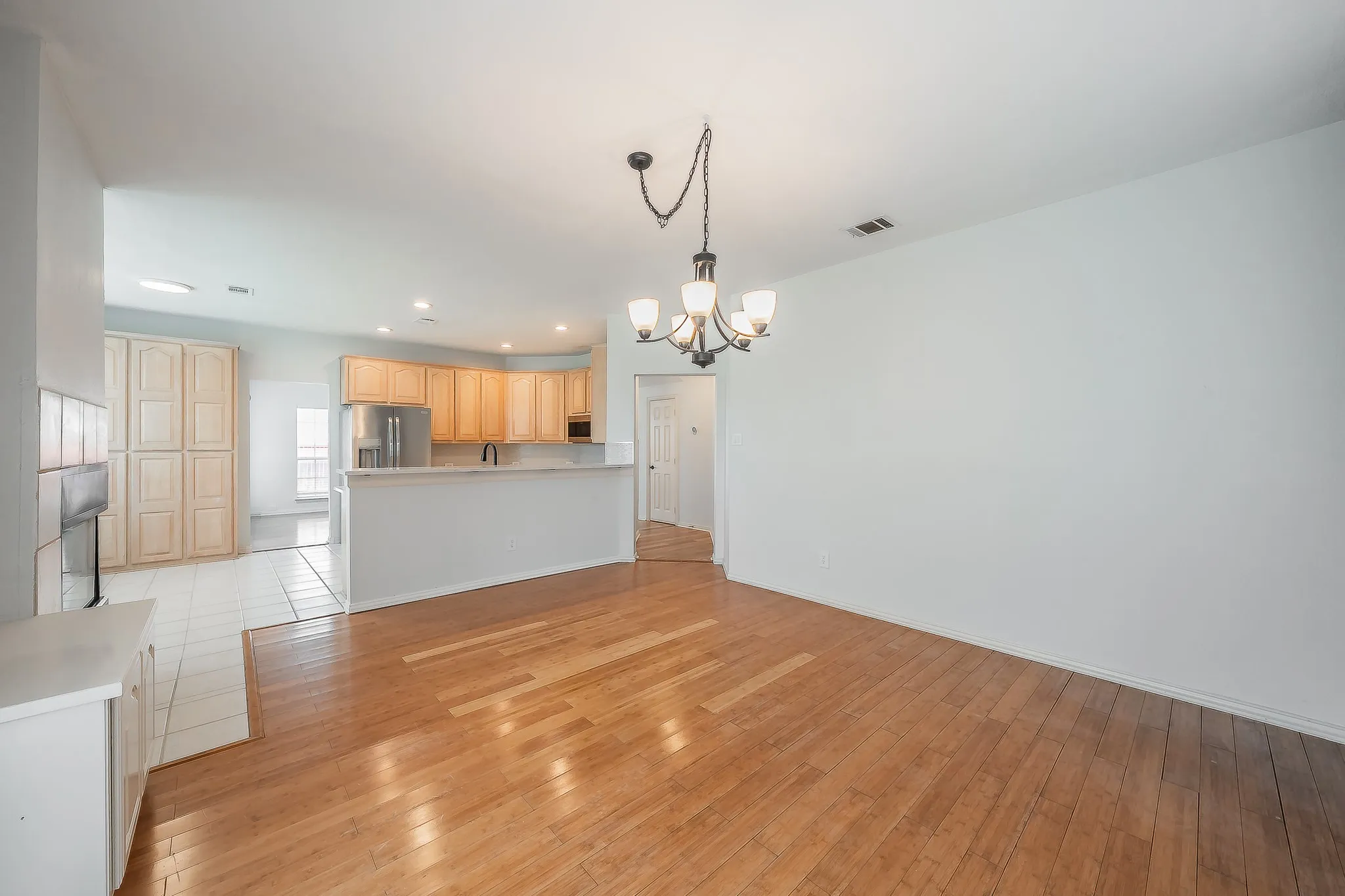 Single Family Residence For Sale in Dallas County , 10503 Waters Drive, Irving, Texas 75063, 4 Bedroom, 3 Bathroom, 2 Garage spaces, 2,458 Sqft, built in 1994, mls#21351377, Real Estate Agent in Irving, Homes For Sale in Dallas county, Homes For Sale in Irving, Realtor in Irving Texas, Real Estate Brokerage Independent Realty Texas, Luminita Cordes Realtor