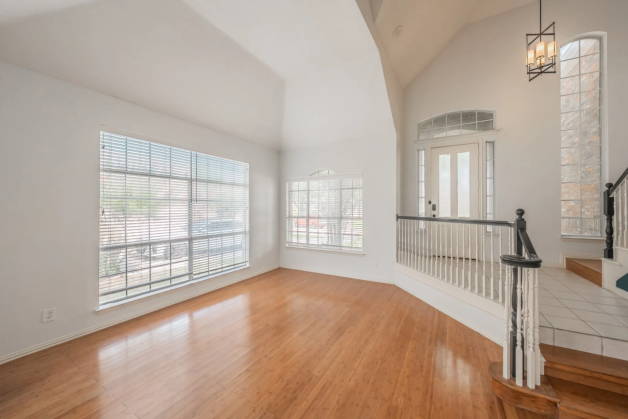 Single Family Residence For Sale in Dallas County , 10503 Waters Drive, Irving, Texas 75063, 4 Bedroom, 3 Bathroom, 2 Garage spaces, 2,458 Sqft, built in 1994, mls#21351377, Real Estate Agent in Irving, Homes For Sale in Dallas county, Homes For Sale in Irving, Realtor in Irving Texas, Real Estate Brokerage Independent Realty Texas, Luminita Cordes Realtor