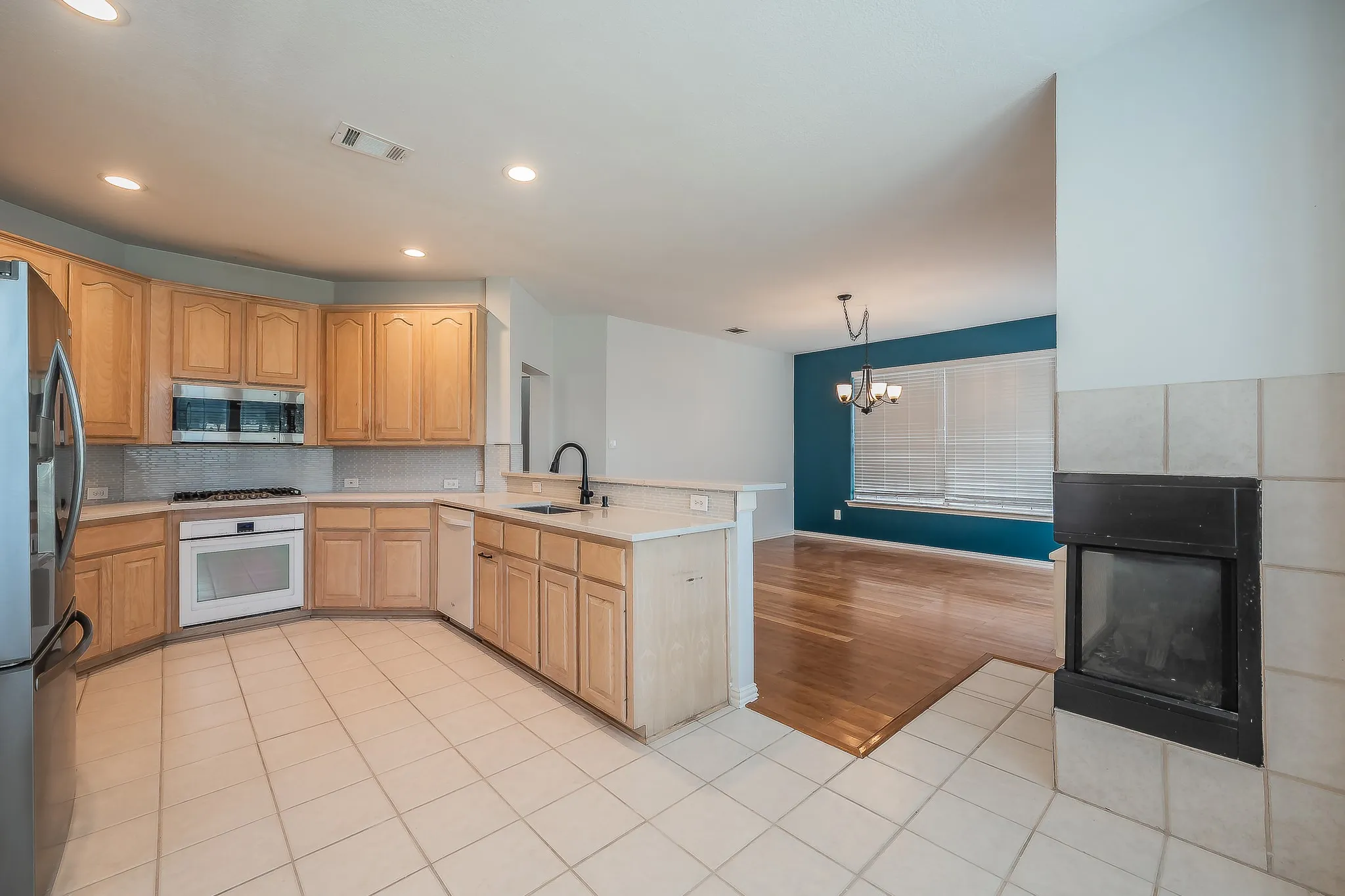 Single Family Residence For Sale in Dallas County , 10503 Waters Drive, Irving, Texas 75063, 4 Bedroom, 3 Bathroom, 2 Garage spaces, 2,458 Sqft, built in 1994, mls#21351377, Real Estate Agent in Irving, Homes For Sale in Dallas county, Homes For Sale in Irving, Realtor in Irving Texas, Real Estate Brokerage Independent Realty Texas, Luminita Cordes Realtor