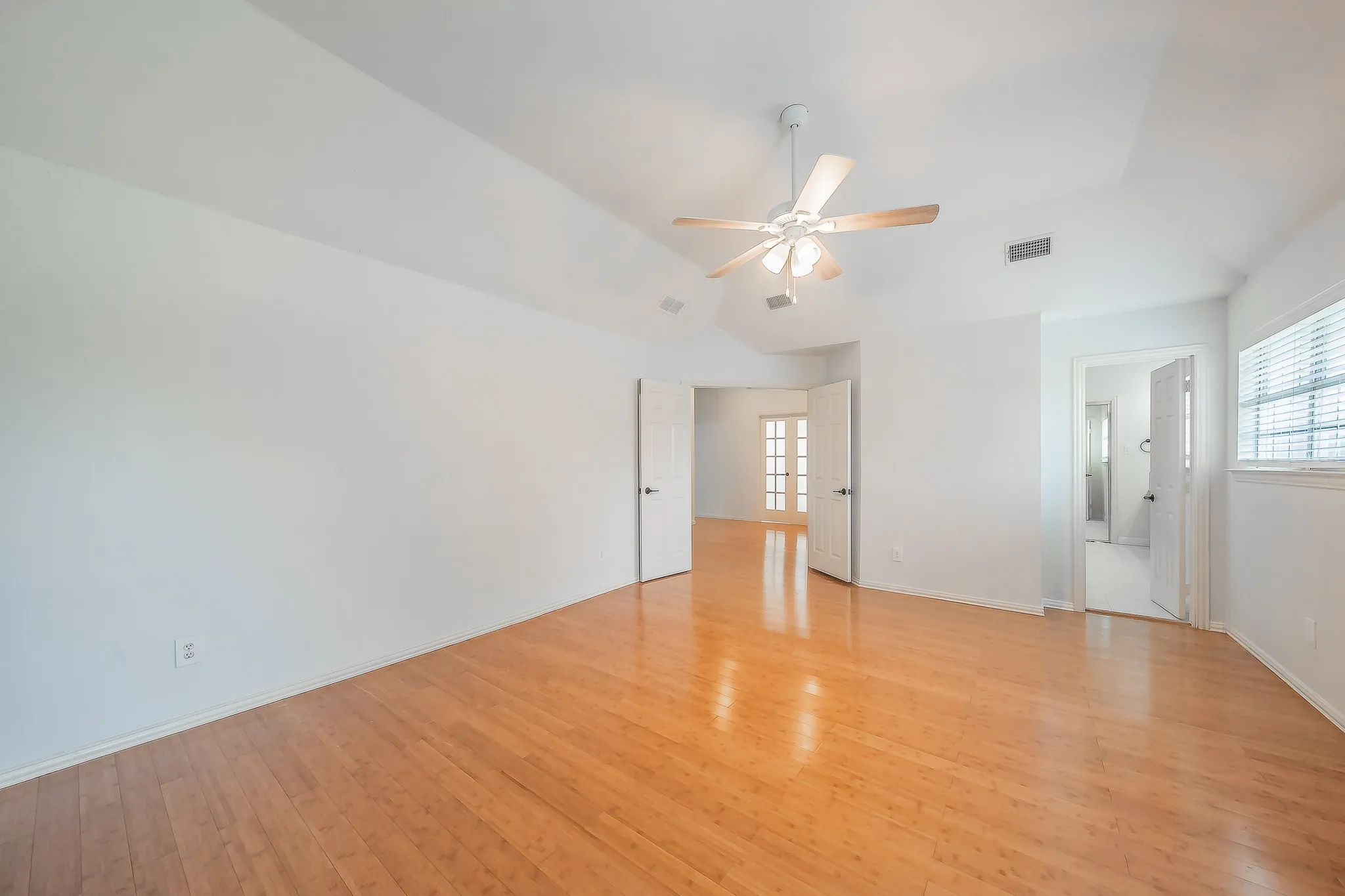 Single Family Residence For Sale in Dallas County , 10503 Waters Drive, Irving, Texas 75063, 4 Bedroom, 3 Bathroom, 2 Garage spaces, 2,458 Sqft, built in 1994, mls#21351377, Real Estate Agent in Irving, Homes For Sale in Dallas county, Homes For Sale in Irving, Realtor in Irving Texas, Real Estate Brokerage Independent Realty Texas, Luminita Cordes Realtor