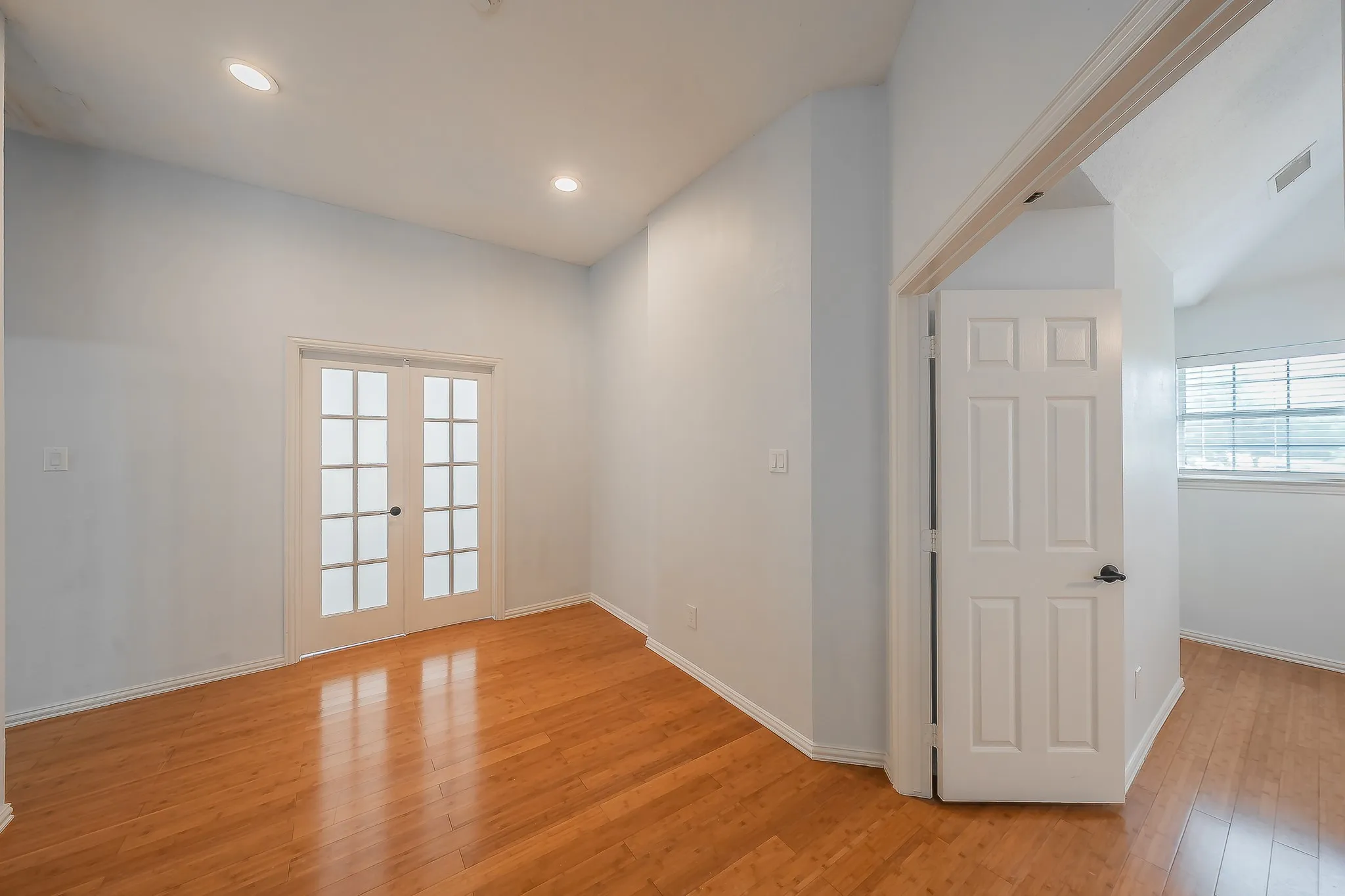 Single Family Residence For Sale in Dallas County , 10503 Waters Drive, Irving, Texas 75063, 4 Bedroom, 3 Bathroom, 2 Garage spaces, 2,458 Sqft, built in 1994, mls#21351377, Real Estate Agent in Irving, Homes For Sale in Dallas county, Homes For Sale in Irving, Realtor in Irving Texas, Real Estate Brokerage Independent Realty Texas, Luminita Cordes Realtor