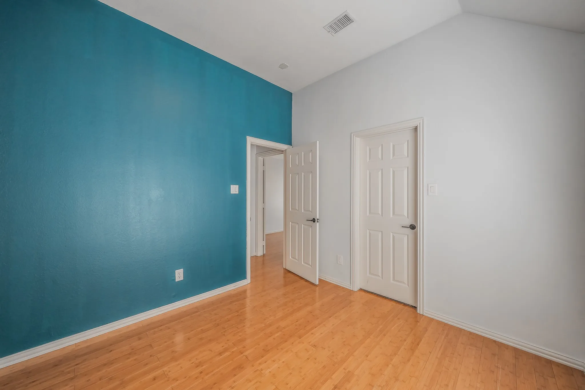 Single Family Residence For Sale in Dallas County , 10503 Waters Drive, Irving, Texas 75063, 4 Bedroom, 3 Bathroom, 2 Garage spaces, 2,458 Sqft, built in 1994, mls#21351377, Real Estate Agent in Irving, Homes For Sale in Dallas county, Homes For Sale in Irving, Realtor in Irving Texas, Real Estate Brokerage Independent Realty Texas, Luminita Cordes Realtor
