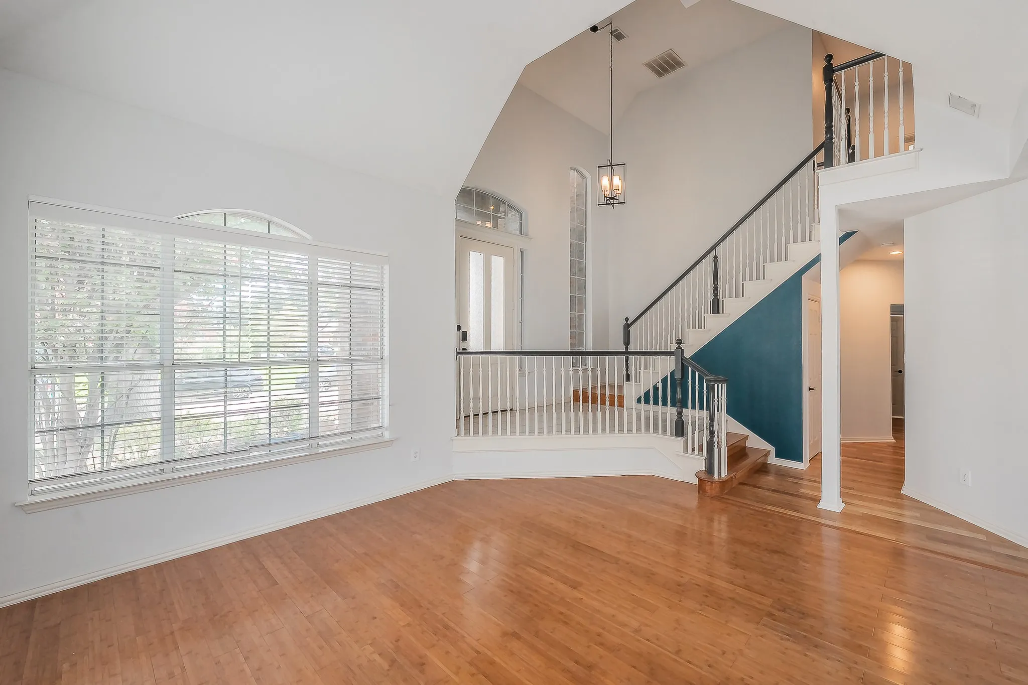Single Family Residence For Sale in Dallas County , 10503 Waters Drive, Irving, Texas 75063, 4 Bedroom, 3 Bathroom, 2 Garage spaces, 2,458 Sqft, built in 1994, mls#21351377, Real Estate Agent in Irving, Homes For Sale in Dallas county, Homes For Sale in Irving, Realtor in Irving Texas, Real Estate Brokerage Independent Realty Texas, Luminita Cordes Realtor