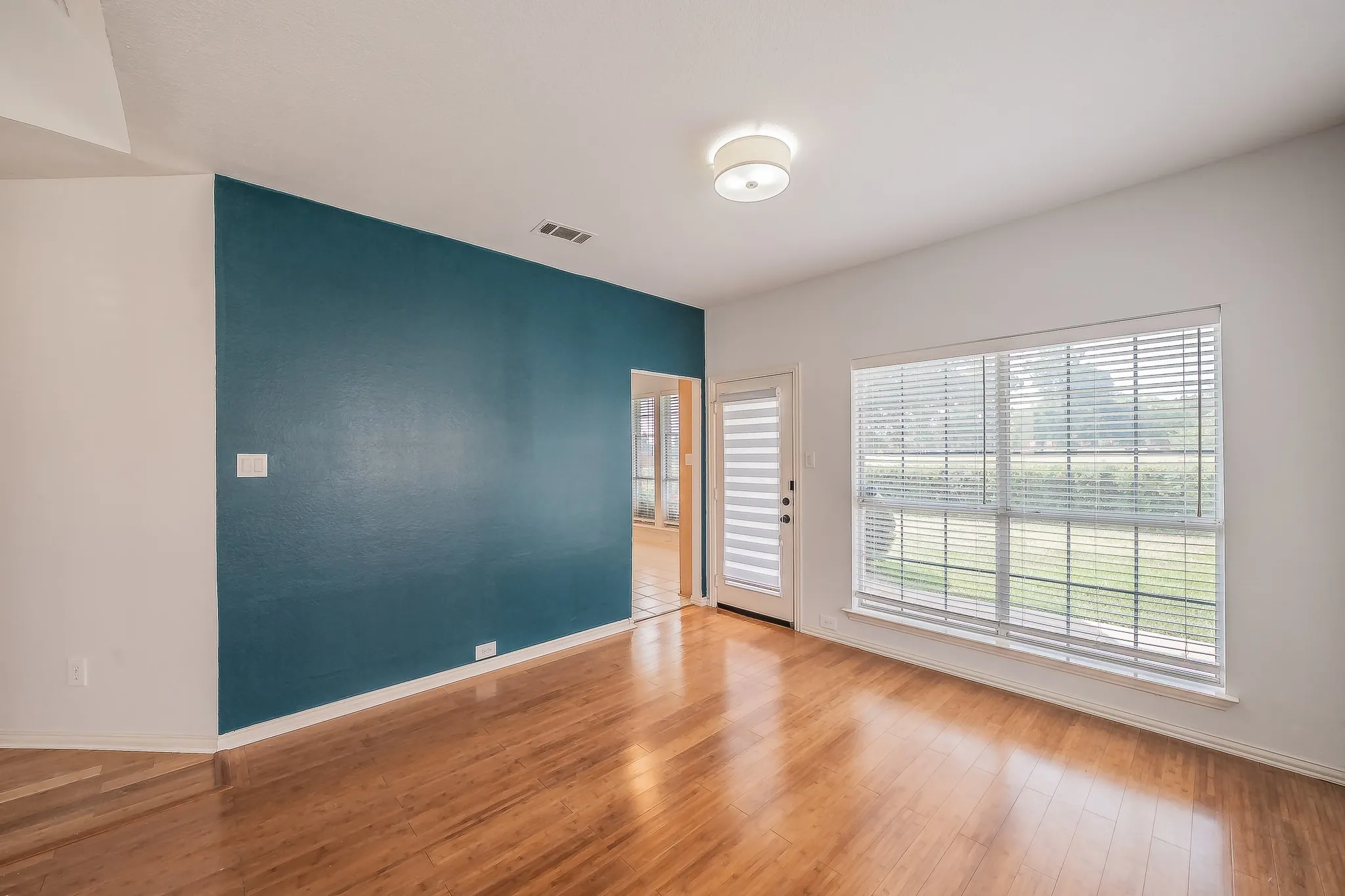 Single Family Residence For Sale in Dallas County , 10503 Waters Drive, Irving, Texas 75063, 4 Bedroom, 3 Bathroom, 2 Garage spaces, 2,458 Sqft, built in 1994, mls#21351377, Real Estate Agent in Irving, Homes For Sale in Dallas county, Homes For Sale in Irving, Realtor in Irving Texas, Real Estate Brokerage Independent Realty Texas, Luminita Cordes Realtor