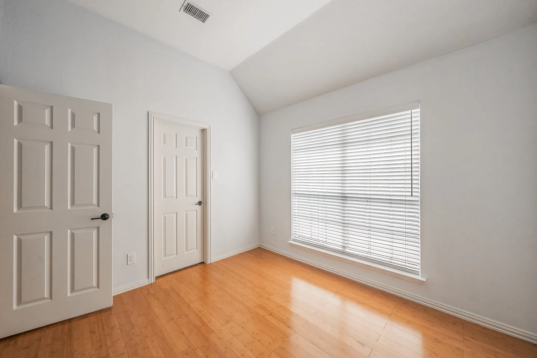 Single Family Residence For Sale in Dallas County , 10503 Waters Drive, Irving, Texas 75063, 4 Bedroom, 3 Bathroom, 2 Garage spaces, 2,458 Sqft, built in 1994, mls#21351377, Real Estate Agent in Irving, Homes For Sale in Dallas county, Homes For Sale in Irving, Realtor in Irving Texas, Real Estate Brokerage Independent Realty Texas, Luminita Cordes Realtor
