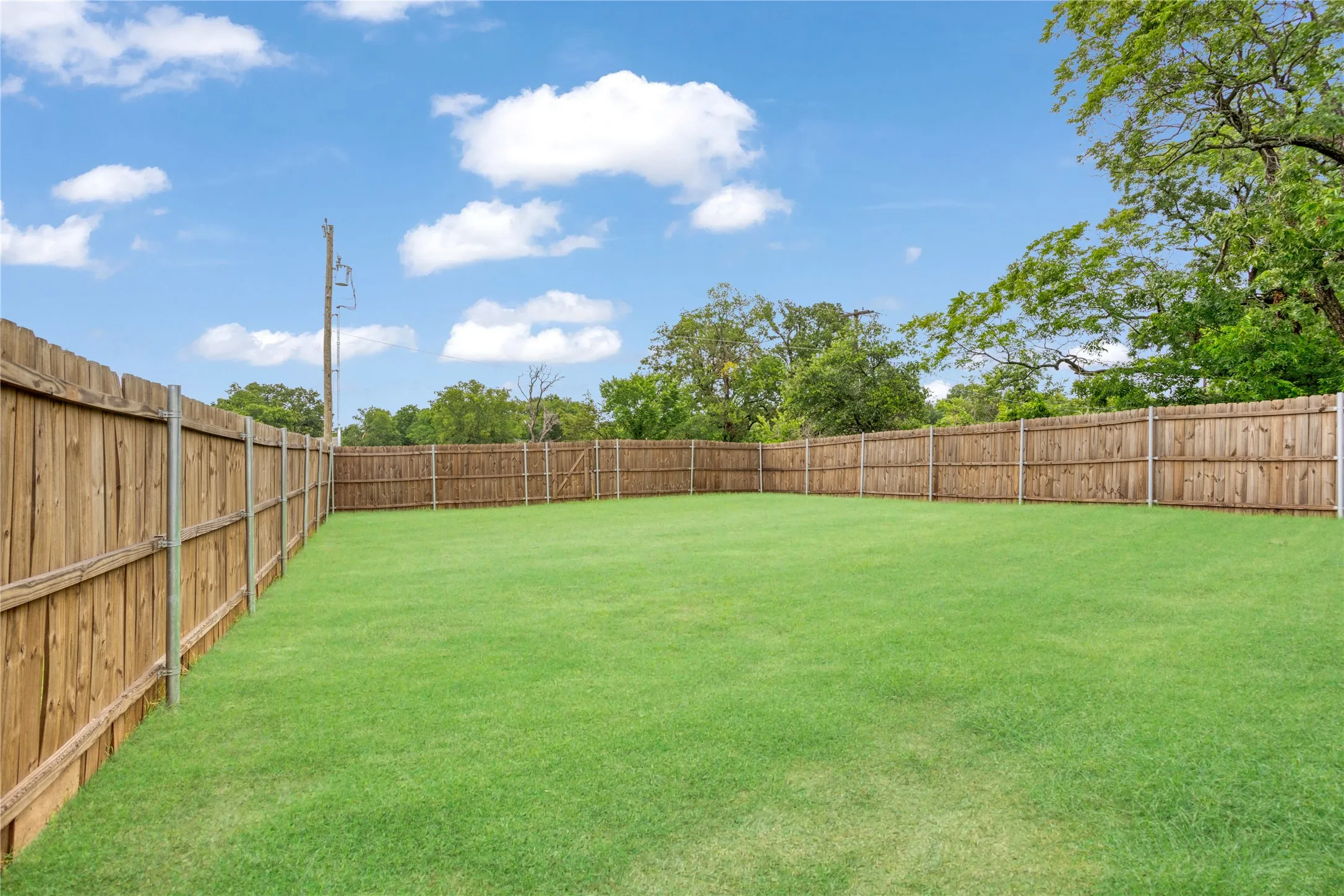 Single Family Residence For Rent in Grayson County , 419 E Hull Street, Denison, Texas 75021, 3 Bedroom, 2 Bathroom, 2 Garage spaces, 1,282 Sqft, built in 2023, mls#21352825, Real Estate Agent in Denison, Homes For Rent in Grayson county, Homes For Rent in Denison, Realtor in Denison Texas, Real Estate Brokerage Independent Realty Texas, Luminita Cordes Realtor