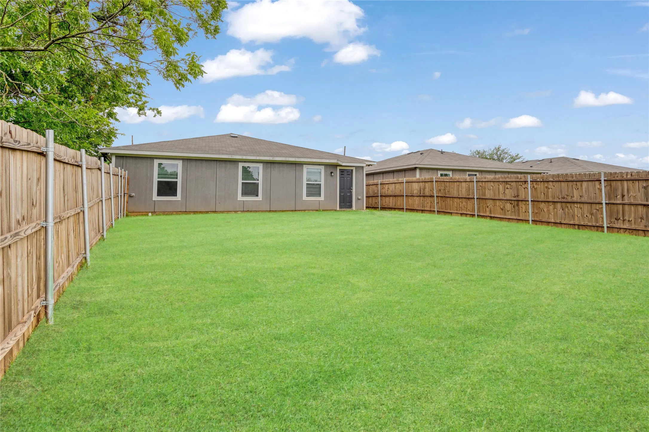 Single Family Residence For Rent in Grayson County , 419 E Hull Street, Denison, Texas 75021, 3 Bedroom, 2 Bathroom, 2 Garage spaces, 1,282 Sqft, built in 2023, mls#21352825, Real Estate Agent in Denison, Homes For Rent in Grayson county, Homes For Rent in Denison, Realtor in Denison Texas, Real Estate Brokerage Independent Realty Texas, Luminita Cordes Realtor