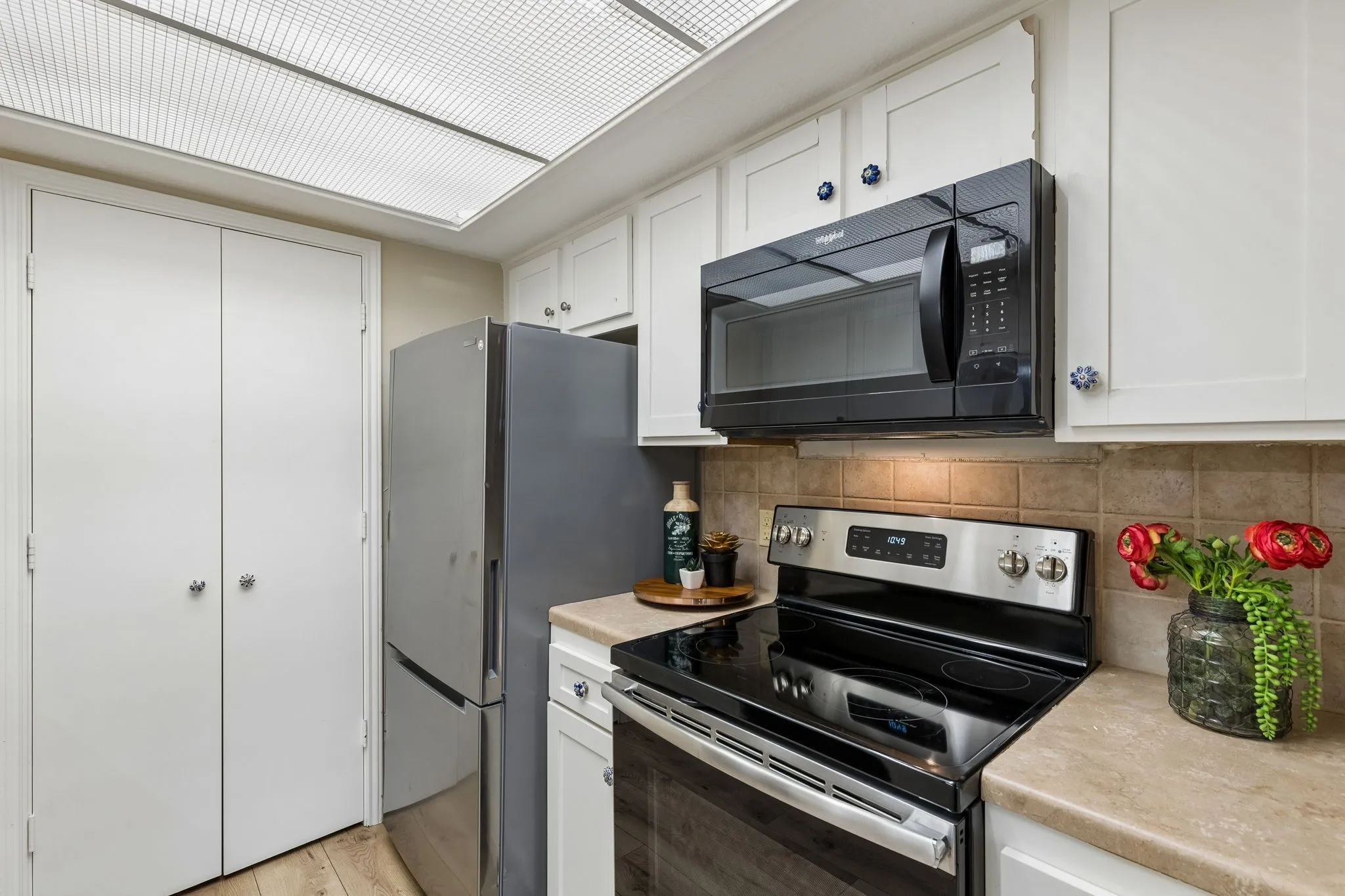 Built-in microwave and electric range