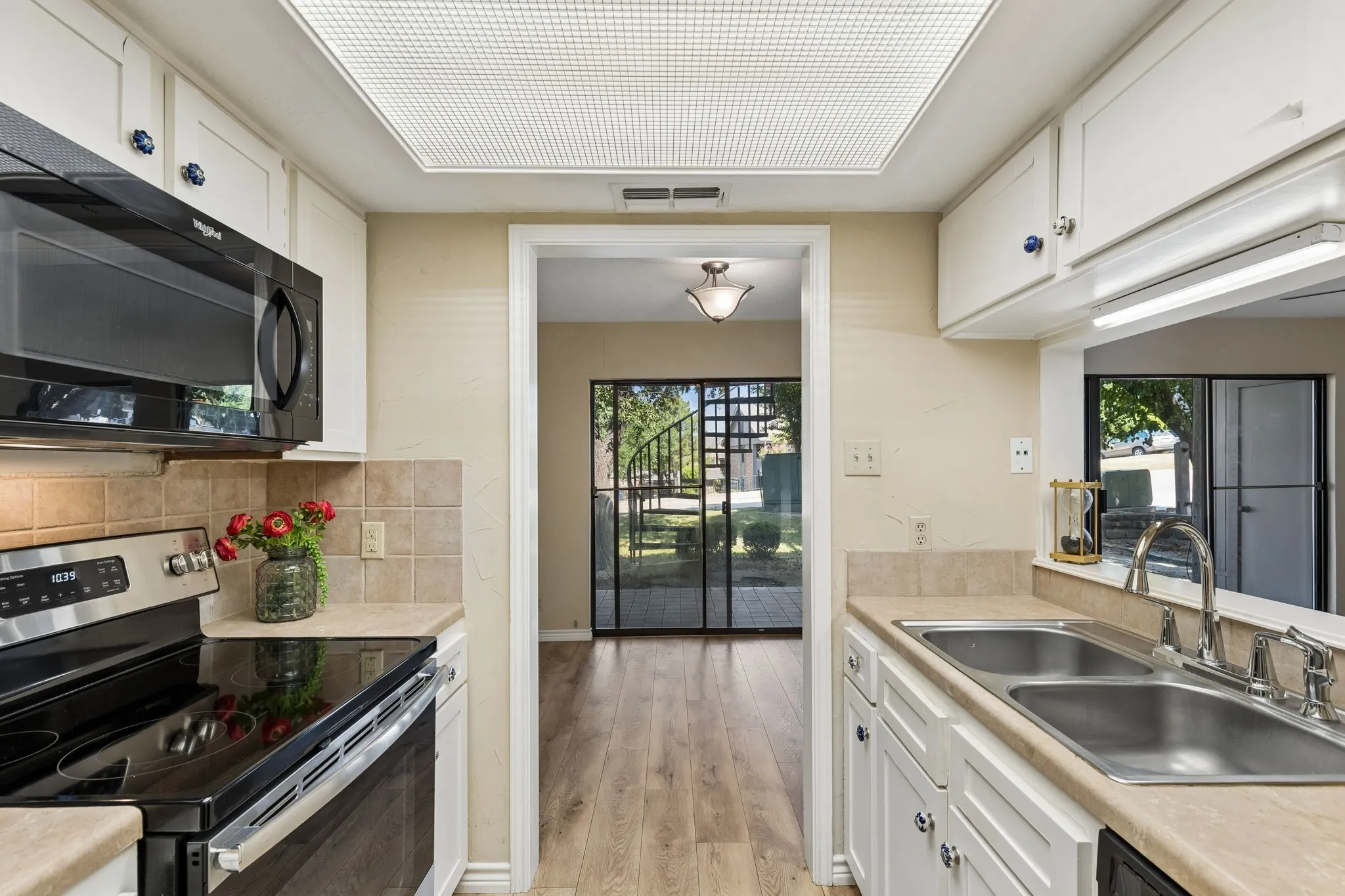 The electric range and microwave are ready for your home chef