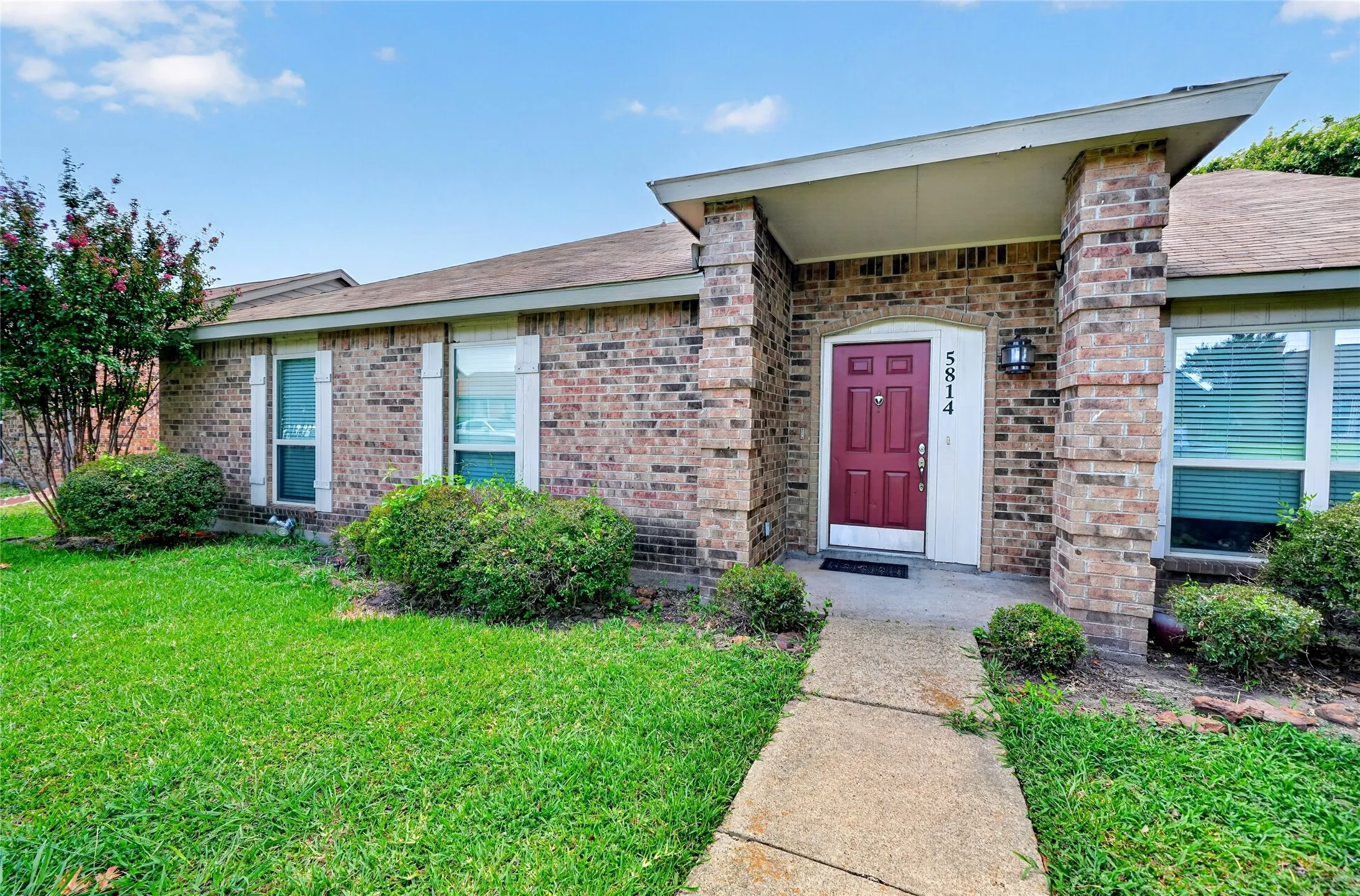 Single Family Residence For Sale in Dallas County , 5814 Winell Drive, Garland, Texas 75043, 4 Bedroom, 2 Bathroom, 2 Garage spaces, 1,912 Sqft, built in 1985, Price $299,000, mls#21352855, Real Estate Agent in Garland, Homes For Sale in Dallas county, Homes For Sale in Garland, Realtor in Garland Texas, Real Estate Brokerage Independent Realty Texas, Luminita Cordes Realtor