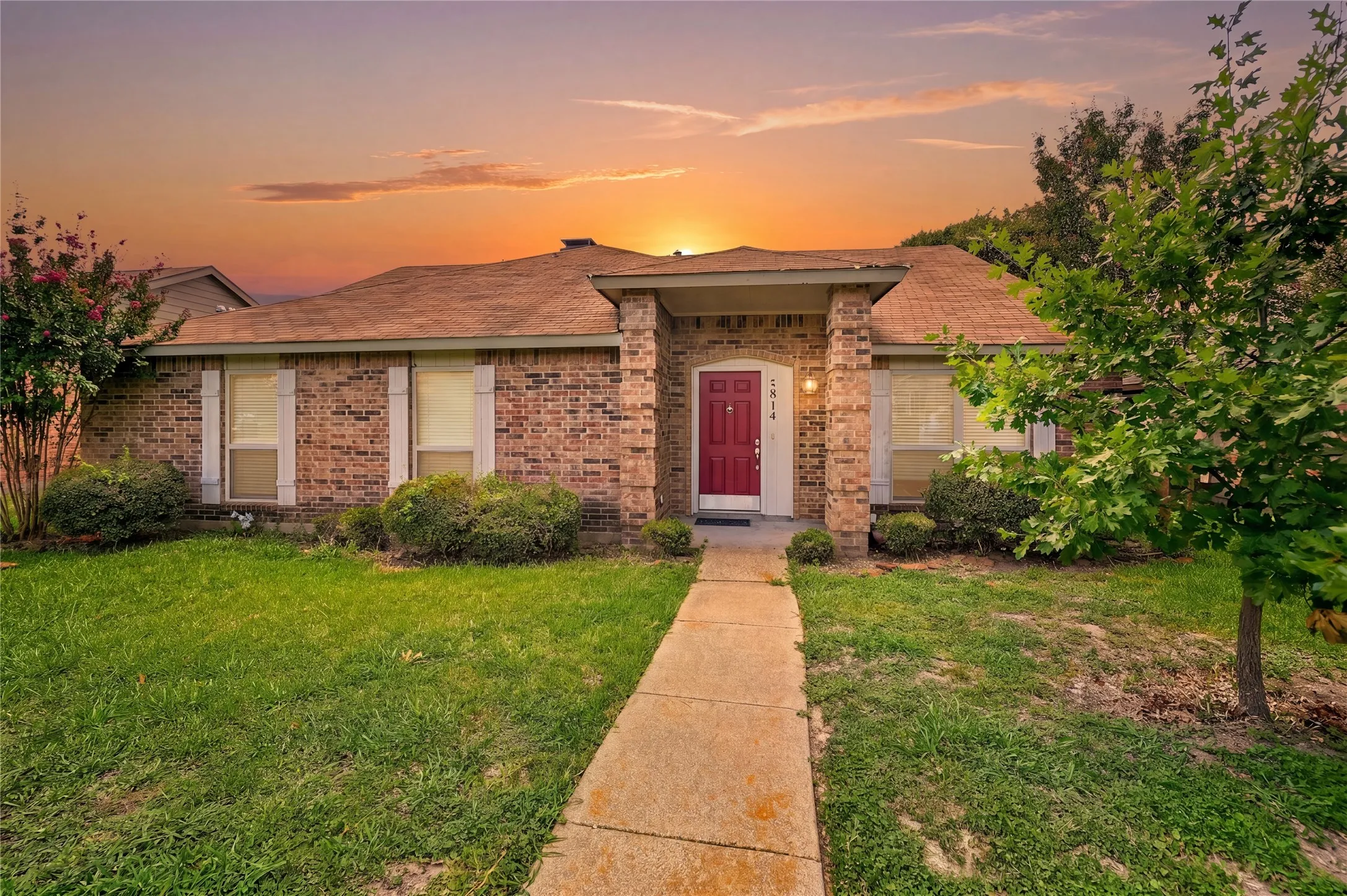 Single Family Residence For Sale in Dallas County , 5814 Winell Drive, Garland, Texas 75043, 4 Bedroom, 2 Bathroom, 2 Garage spaces, 1,912 Sqft, built in 1985, Price $299,000, mls#21352855, Real Estate Agent in Garland, Homes For Sale in Dallas county, Homes For Sale in Garland, Realtor in Garland Texas, Real Estate Brokerage Independent Realty Texas, Luminita Cordes Realtor