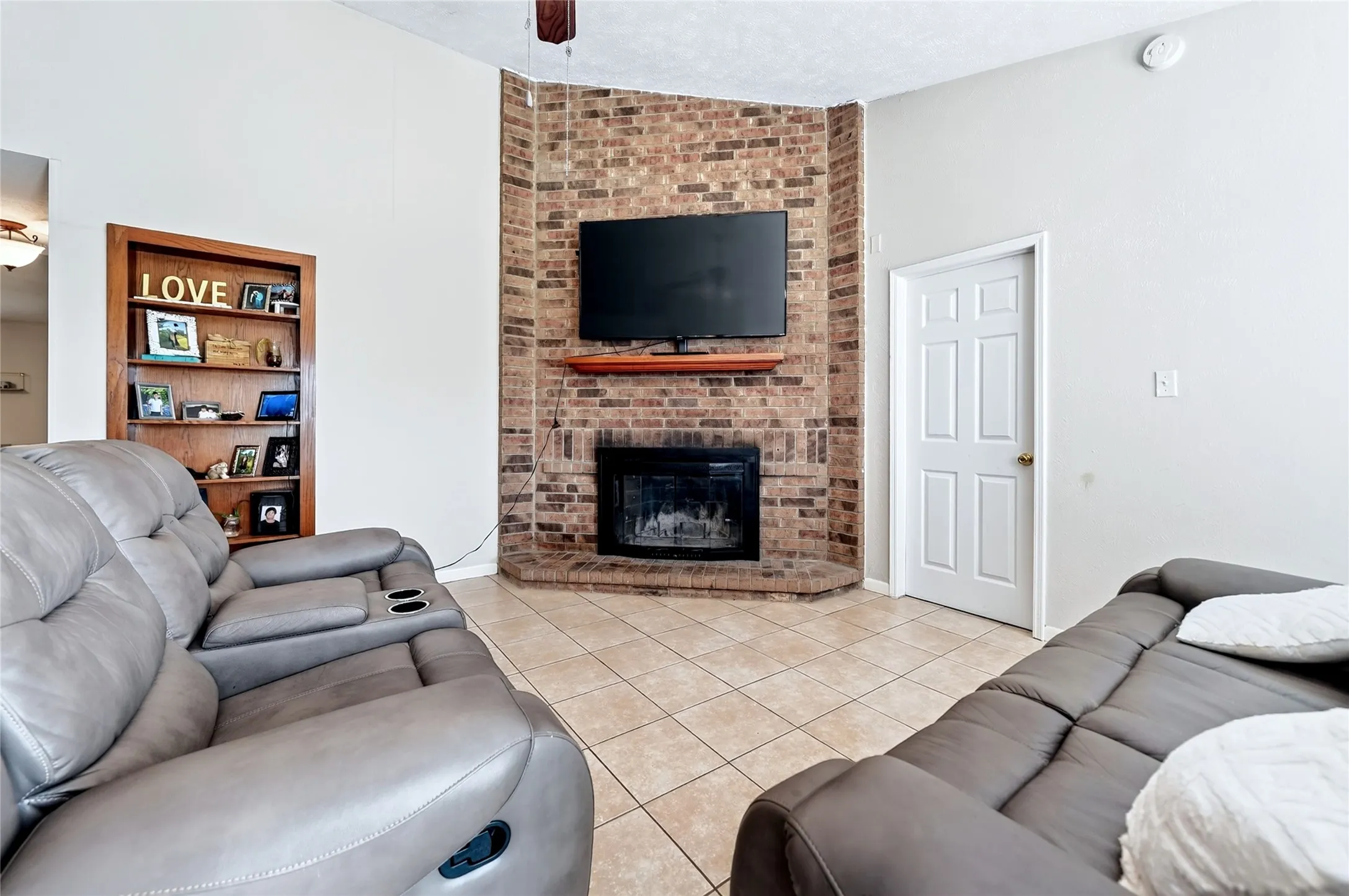 Single Family Residence For Sale in Dallas County , 5814 Winell Drive, Garland, Texas 75043, 4 Bedroom, 2 Bathroom, 2 Garage spaces, 1,912 Sqft, built in 1985, Price $299,000, mls#21352855, Real Estate Agent in Garland, Homes For Sale in Dallas county, Homes For Sale in Garland, Realtor in Garland Texas, Real Estate Brokerage Independent Realty Texas, Luminita Cordes Realtor
